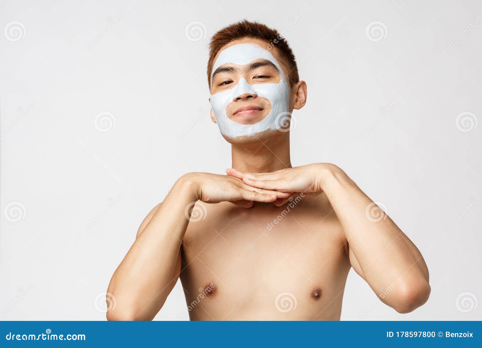 美容、护肤和Spa概念可爱又傻的裸体亚洲男人的画像，满脸微笑，戴着  image