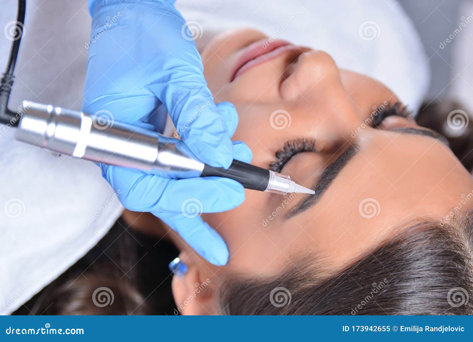 美容室对一名年轻女性眉毛的永久化妆库存图片 图片包括有概念 眼睛 医疗 手套 重点 美容师