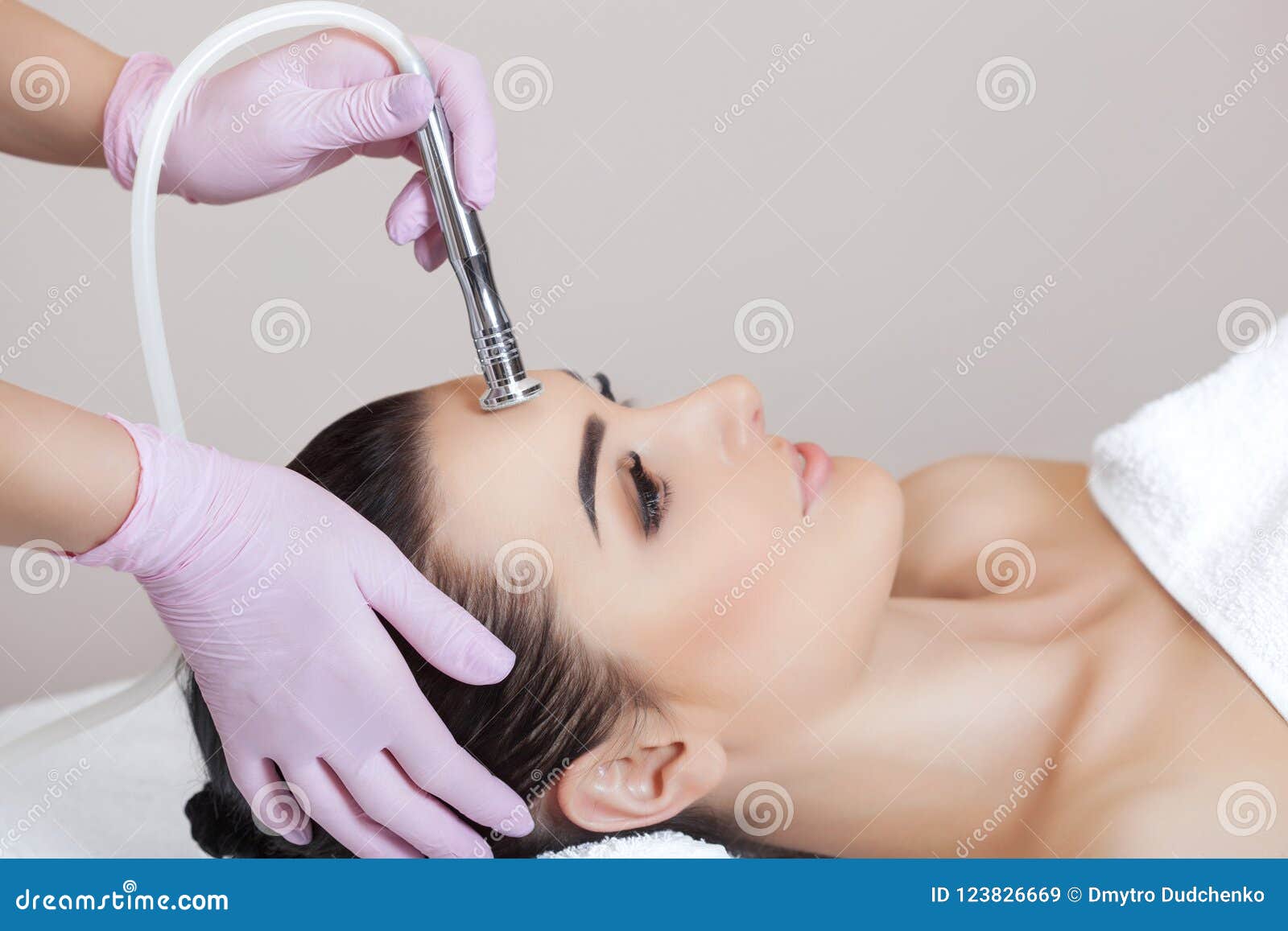 美容师做做法microdermabrasion一个美丽 少妇的面部皮肤美容院的库存图片 图片包括有 美容师做做法microdermabrasion一个美丽 少妇的面部皮肤美容院的库存图片 图片包括有