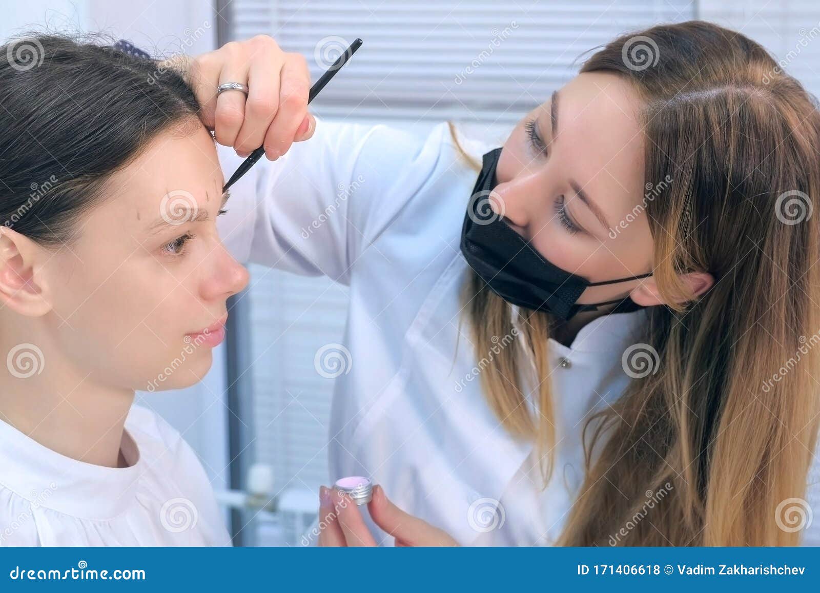 美容师在染色前画眉女性笔形库存照片 图片包括有整容术 适当的 准备 眼睛 表面 美容师 美容师在染色前画眉女性笔形库存照片 图片包括有整容术 适当的 准备 眼睛 表面 美容师