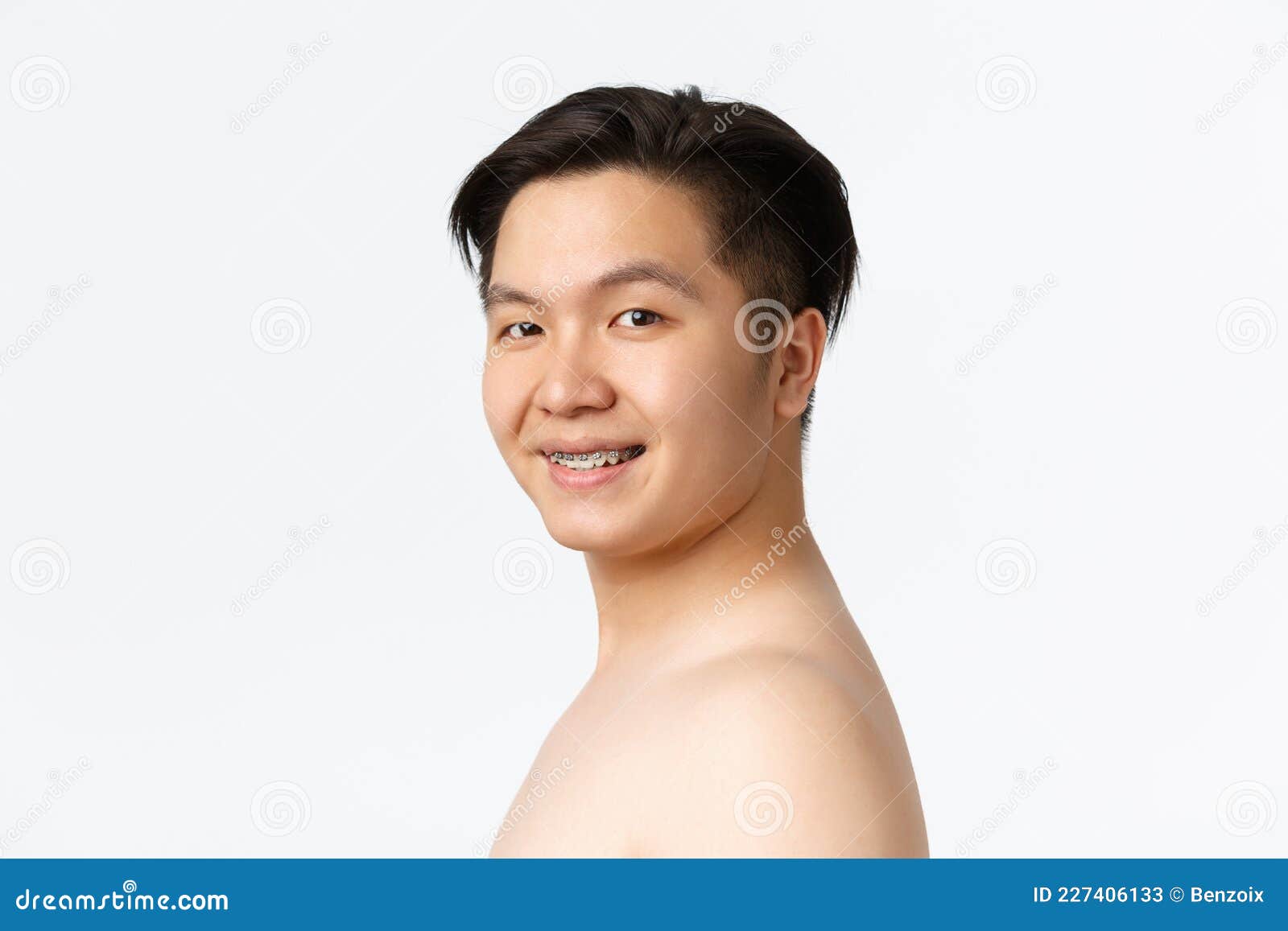 美容护肤卫生概念. 裸着微笑的亚洲男人裸着身子站在白色上库存图片  image