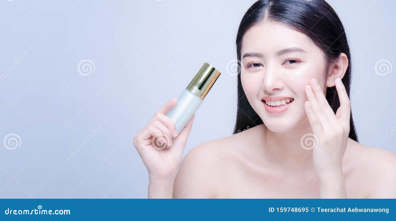 美容亚洲女性在脸上涂润肤霜 拿着带护肤品的瓶子 在蓝色上拍摄工作室库存图片 图片包括有发红光的 附子 美容亚洲女性在脸上涂润肤霜 拿着带护肤品的瓶子 在蓝色上拍摄工作室库存图片 图片包括有发红光的 附子