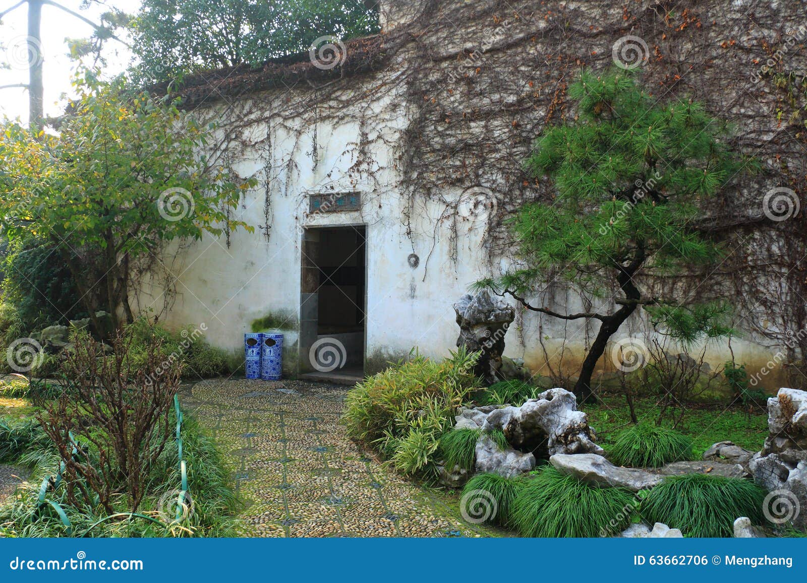 老中国古典花园大门和建筑学在liuyuan庭院秋天库存照片 图片包括有那里 附加 走廊 一个