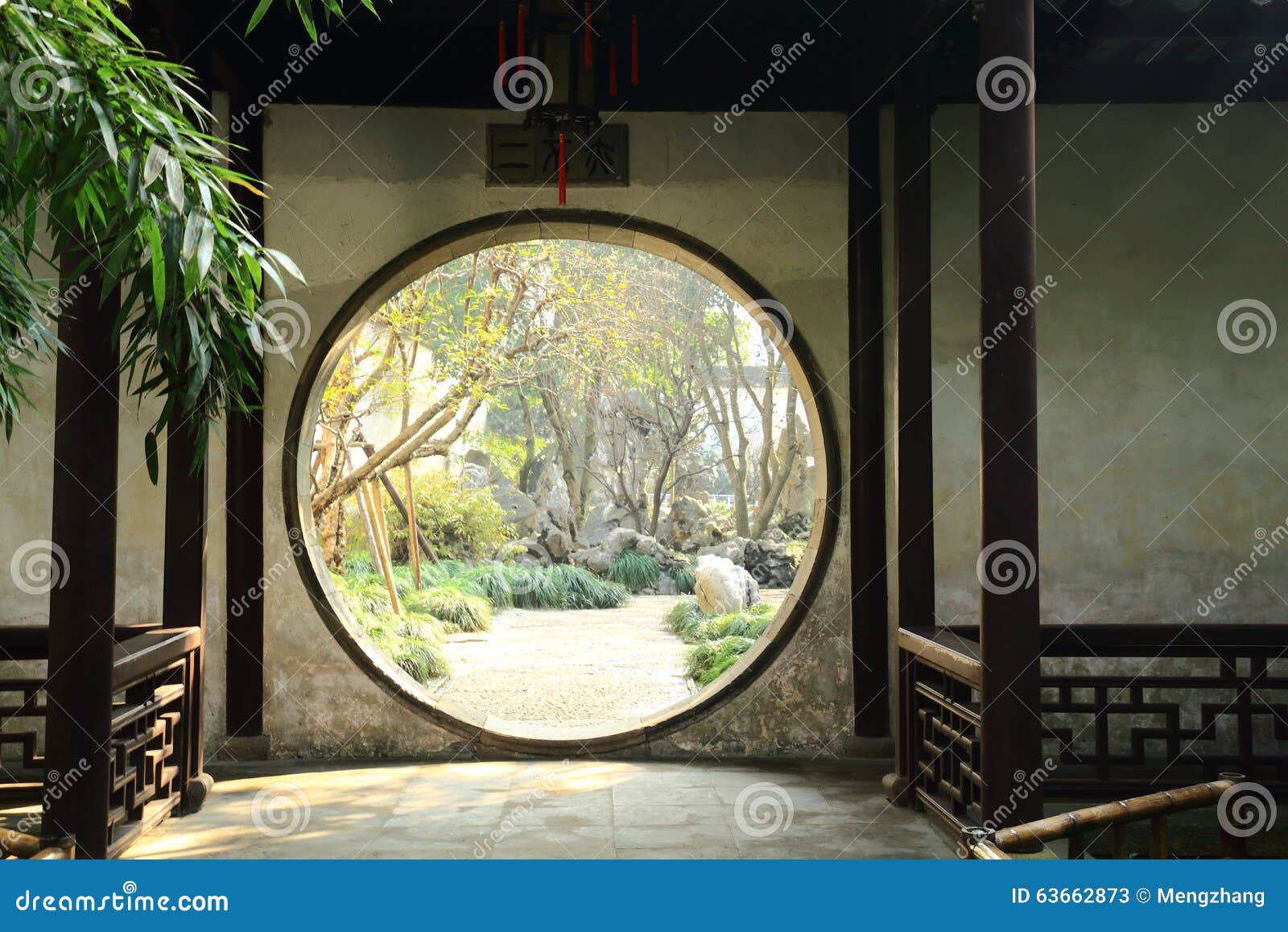 老中国古典花园大门和建筑学在liuyuan庭院秋天库存图片 图片包括有庭院 镇痛药 来回 房子