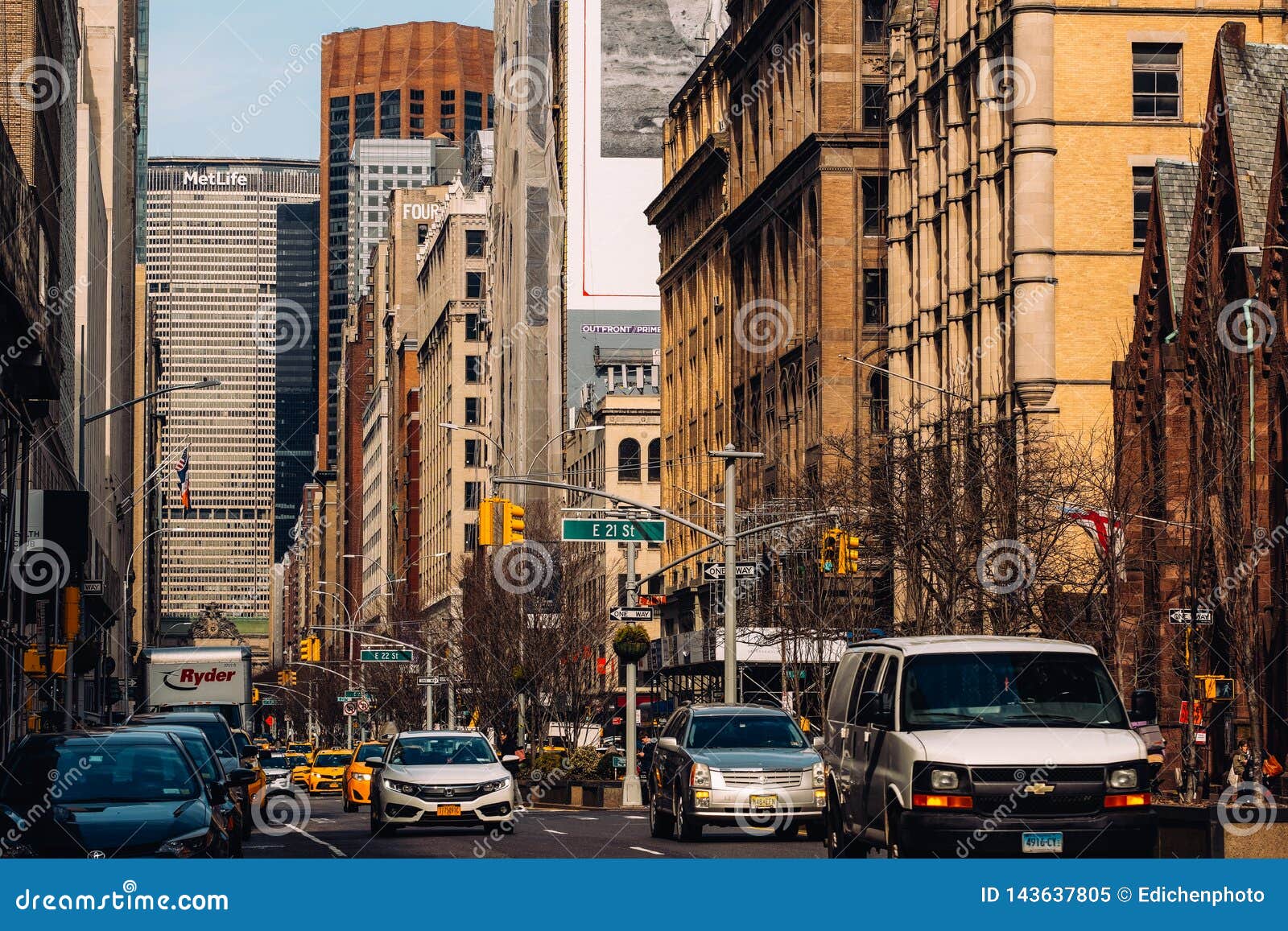 老大厦和美国大都会保险公司大厦街道视图在背景中在格拉姆西邻里在纽约编辑类图片 图片包括有