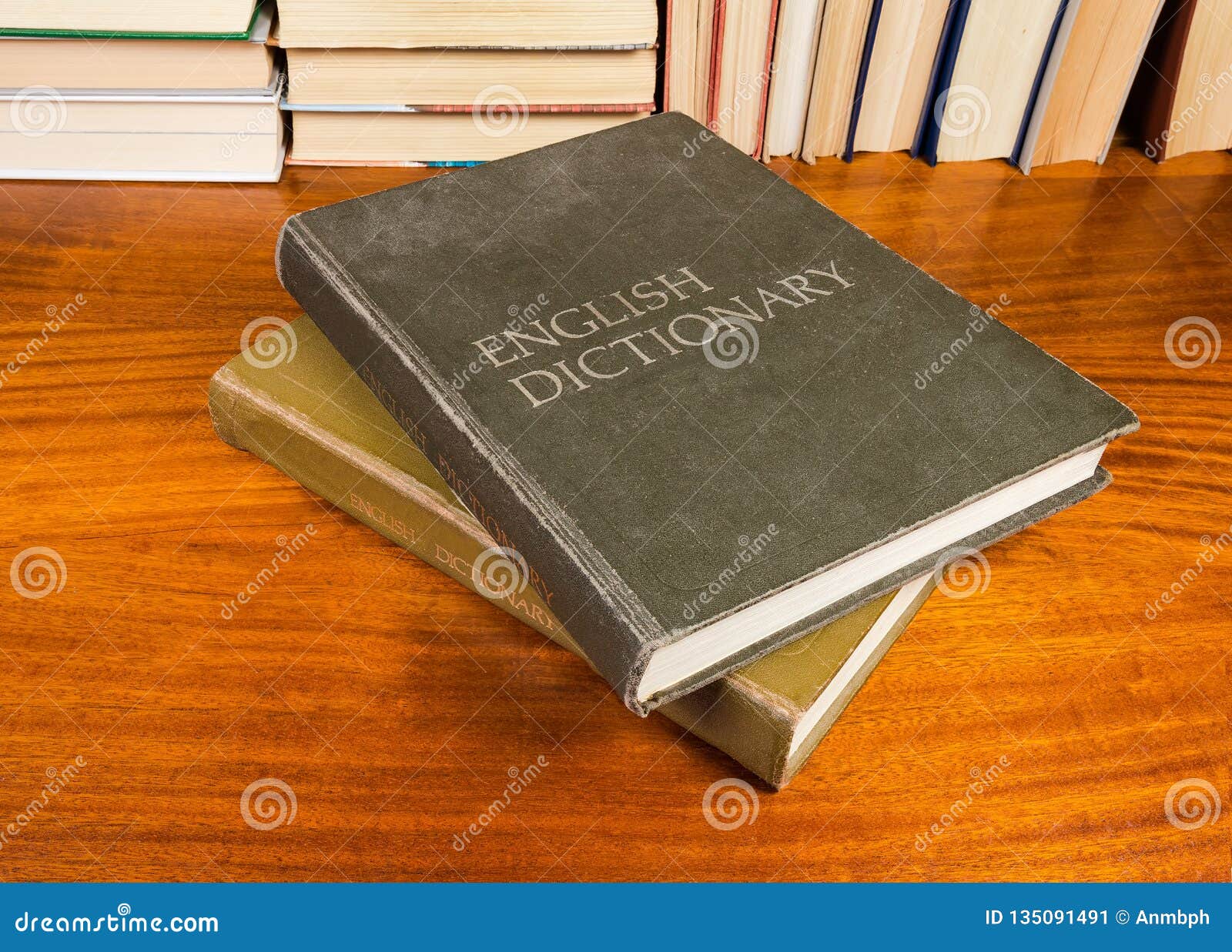 老精装书英语字典在木桌上的两容量中库存图片 图片包括有含义 使用 打印 图书馆 知识 词汇量 老精装书英语字典在木桌上的两容量中库存图片 图片包括有含义 使用 打印 图书馆 知识 词汇量