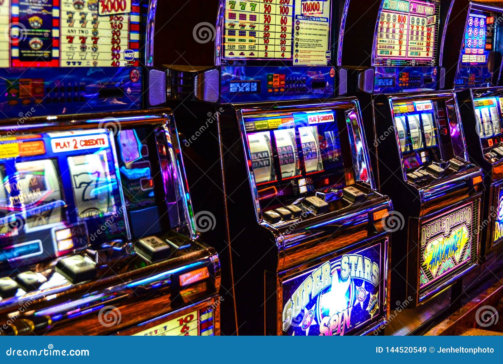 五颜六色的老虎机在赌博娱乐场打开了编辑类库存图片 图片包括有上瘾 休闲 照亮 招待 失败者