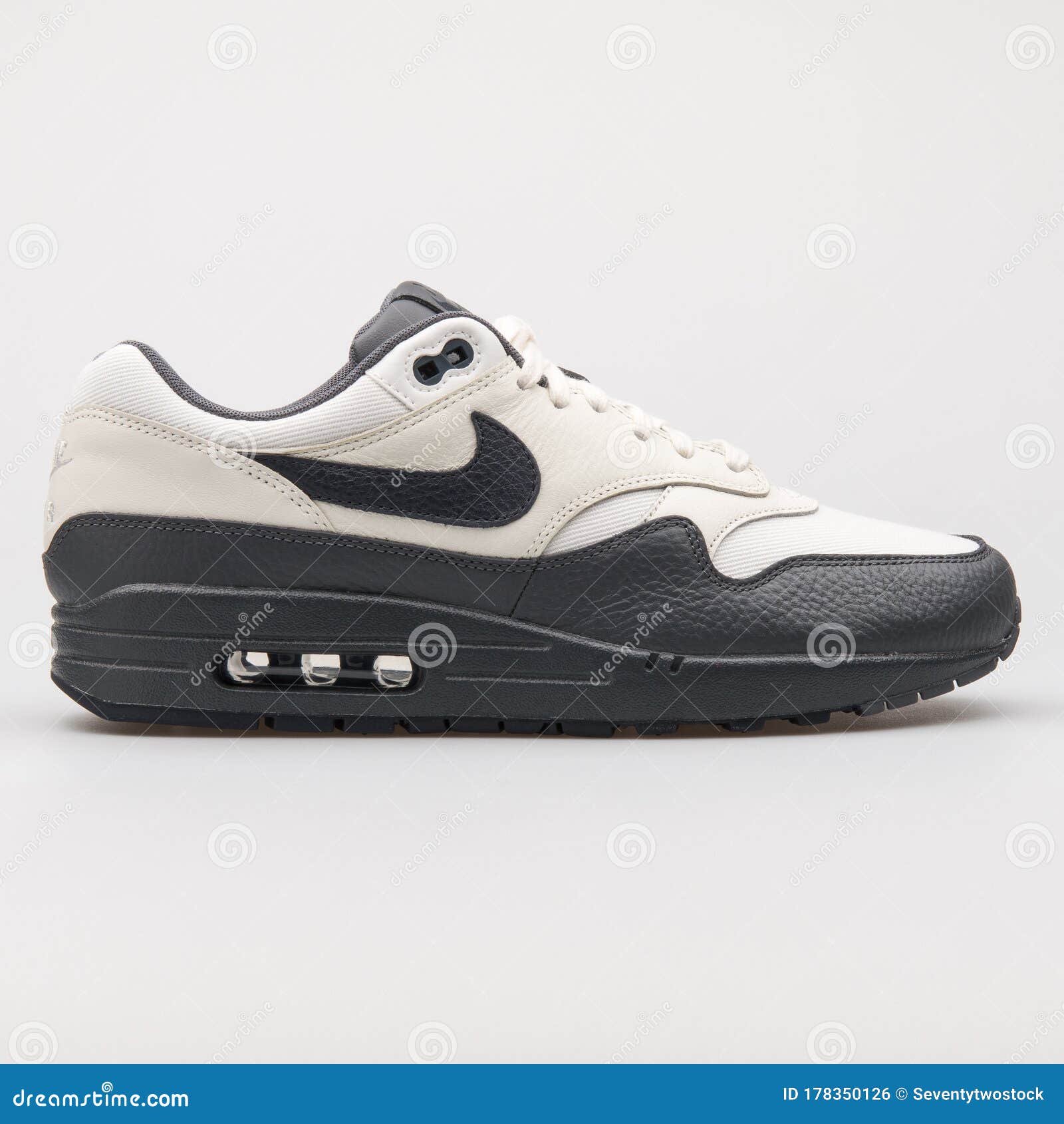 耐克air Max 1高级白色和深灰色运动鞋编辑类照片 图片包括有背包 产品 运动鞋 对象 耐克air Max 1高级白色和深灰色运动鞋编辑类照片 图片包括有背包 产品 运动鞋 对象