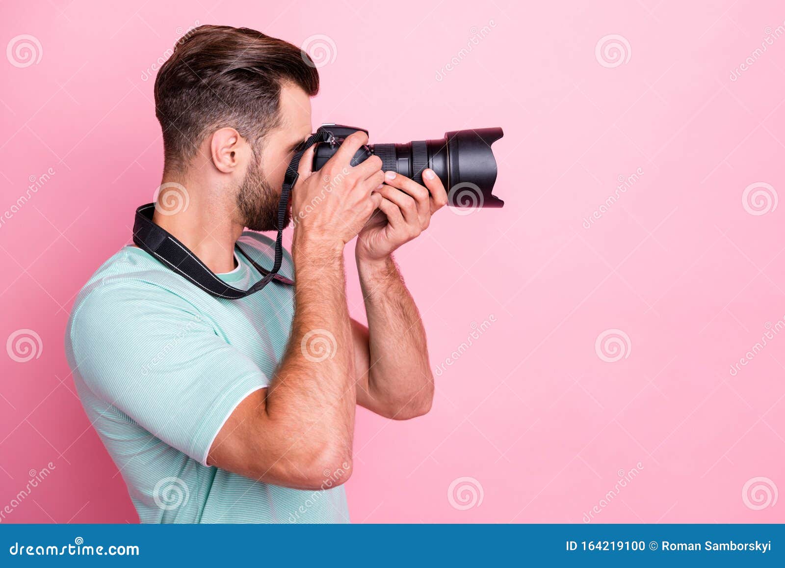 聚焦型男自由职业摄影师放松春假拍照专业摄影的侧拍库存照片 图片包括有样式 专业人员 发茬 集中