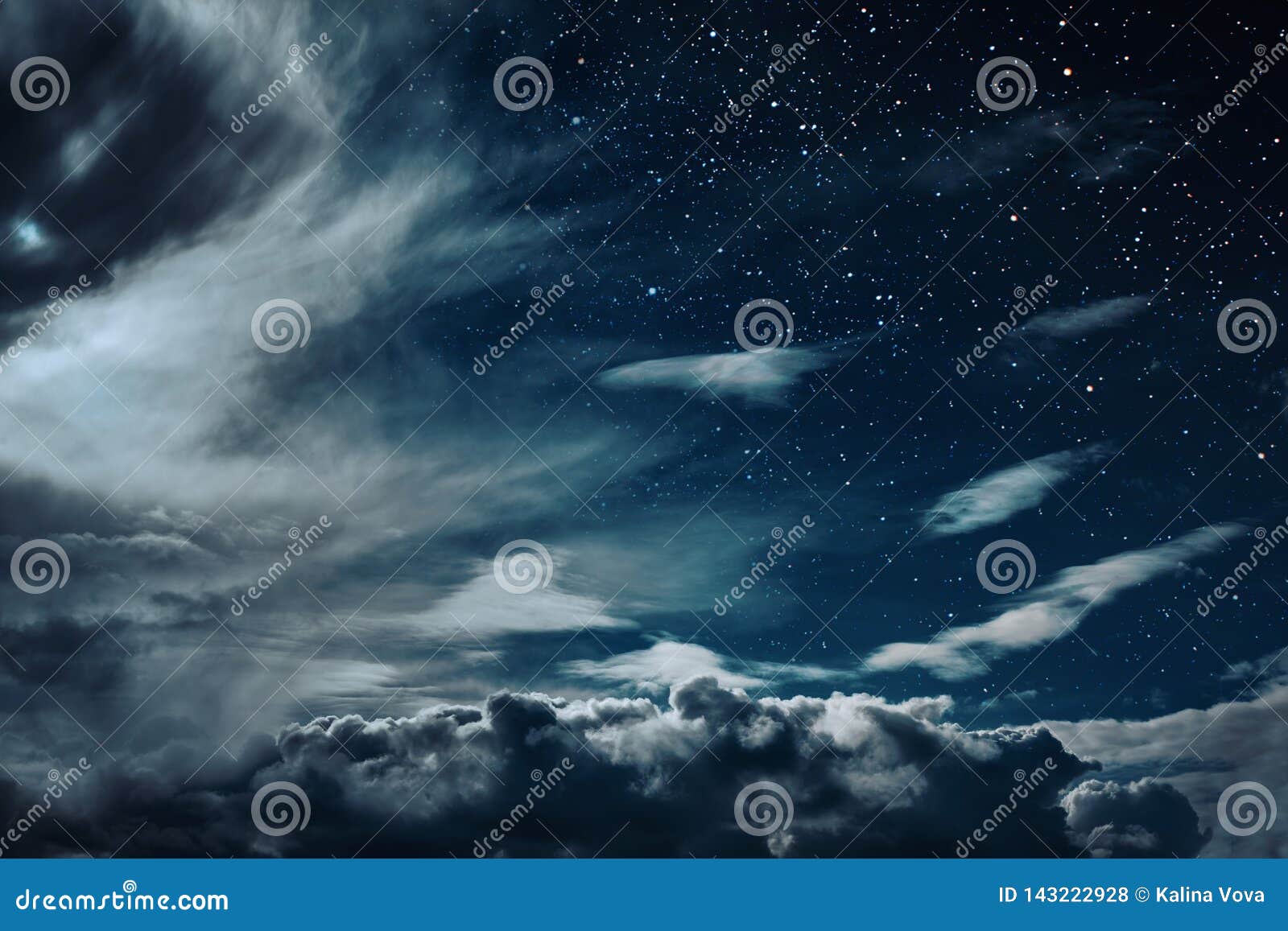 背景与星的夜空和月亮和云彩库存照片 图片包括有