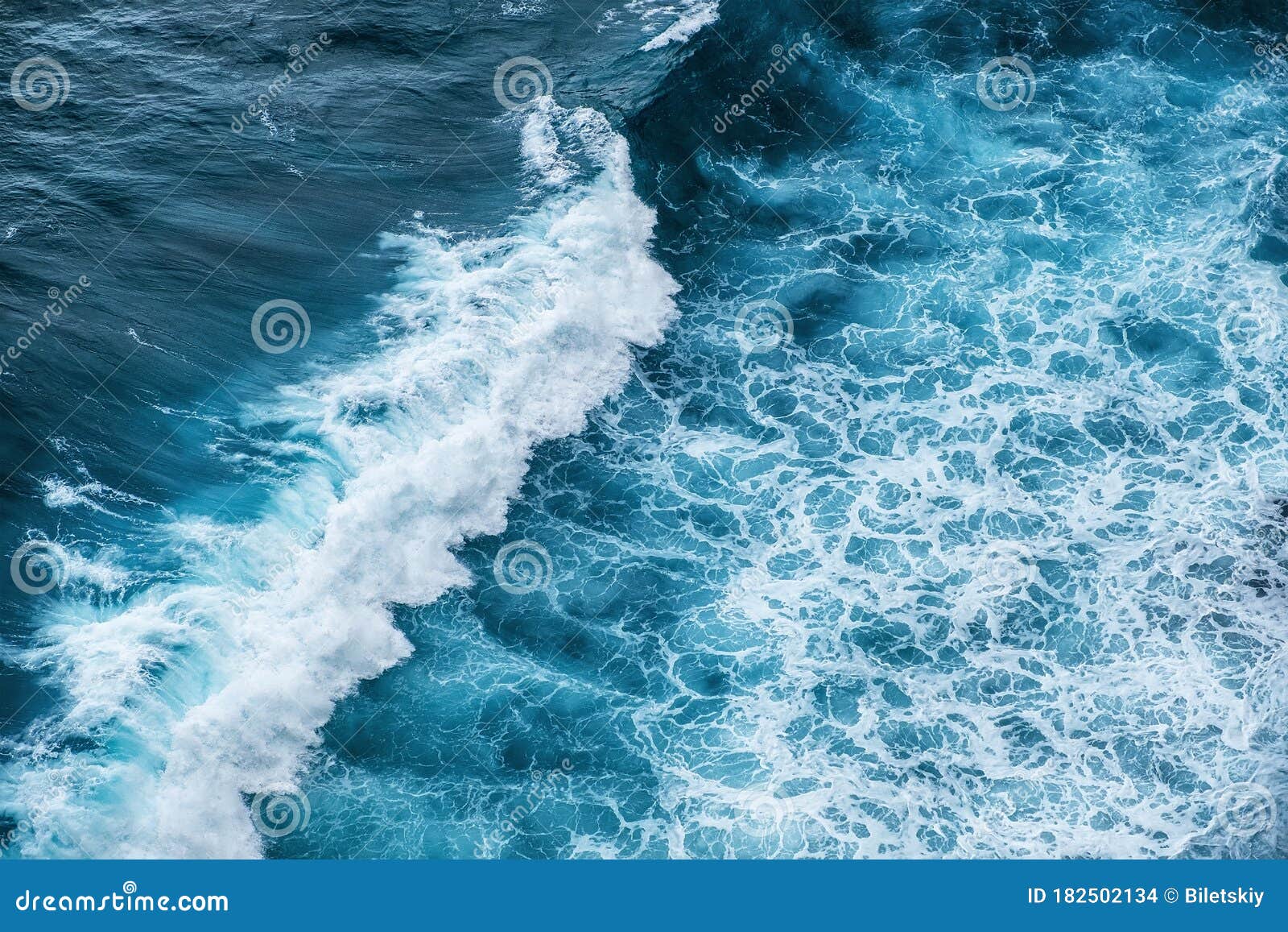 背景中的浪和蓝水从海面的高岩石中自然夏季海景水背景库存照片 图片包括有海运 海洋 背景中的浪和蓝水从海面的高岩石中自然夏季海景水背景库存照片 图片包括有海运 海洋