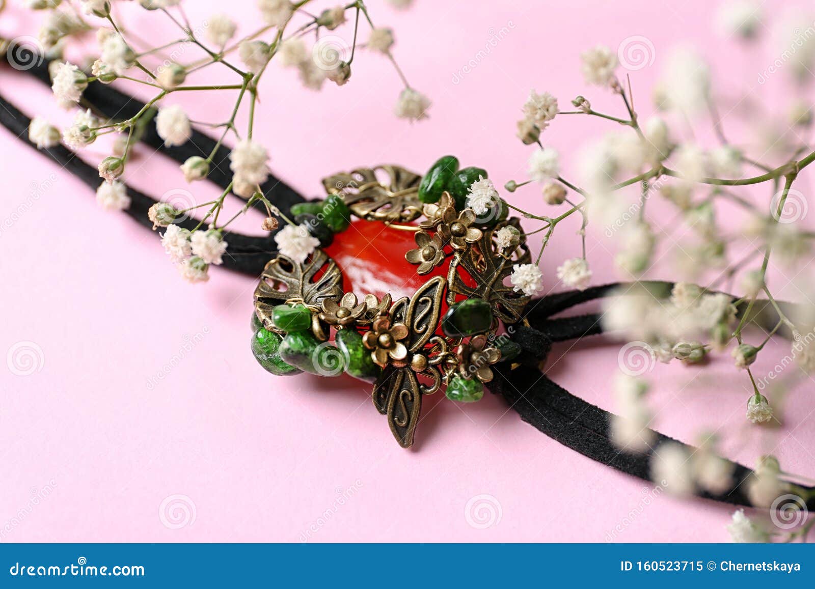 背景中镶有角质宝石和花的漂亮手镯库存图片 图片包括有背景中镶有角质宝石和花的漂亮手镯 160523715
