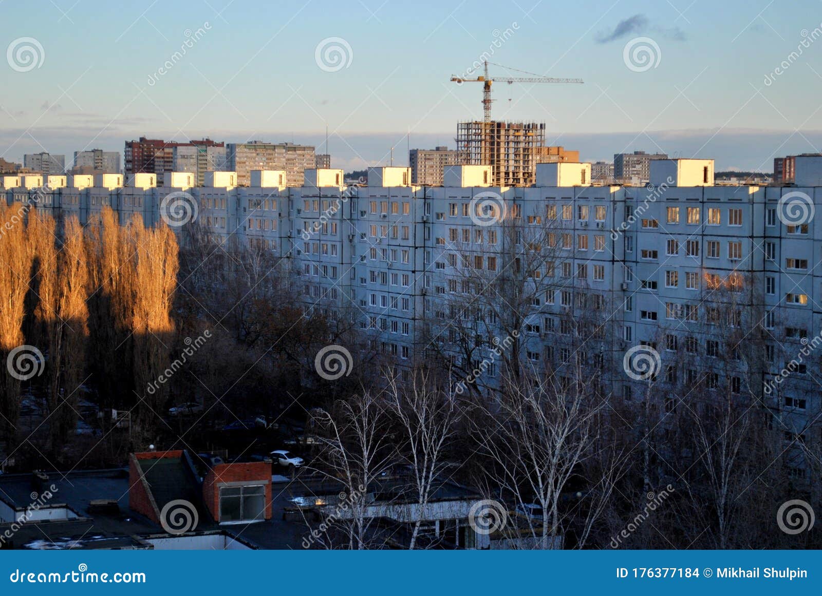 背景中 陶里亚蒂市的晚间全景 俯瞰住宅楼和塔吊库存照片 图片包括有背景中 陶里亚蒂市的晚间全景 俯瞰住宅楼和塔吊 背景中 陶里亚蒂市的晚间全景 俯瞰住宅楼和塔吊库存照片 图片包括有背景中 陶里亚蒂市的晚间全景 俯瞰住宅楼和塔吊