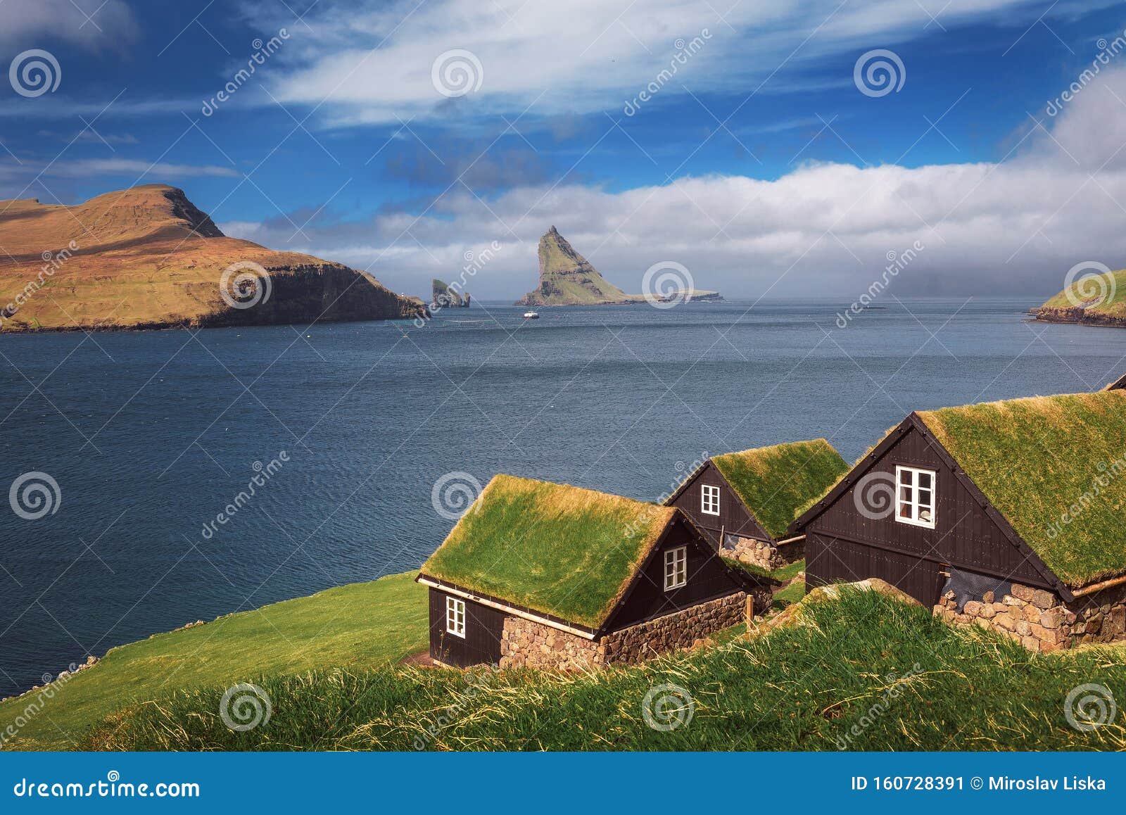 背景中drangarnir海床的法罗群岛bour村库存图片 图片包括有背包 查出 海运 本质