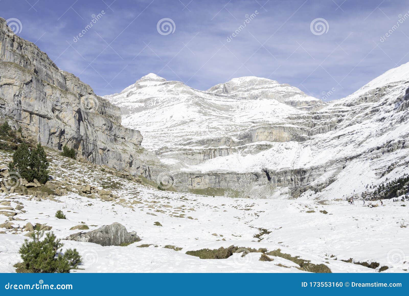 背景山的雪谷库存照片 图片包括有旅途 室外 冻结 峭壁 户外 横向 冷淡 本质 峡谷 背景山的雪谷库存照片 图片包括有旅途 室外 冻结 峭壁 户外 横向 冷淡 本质 峡谷