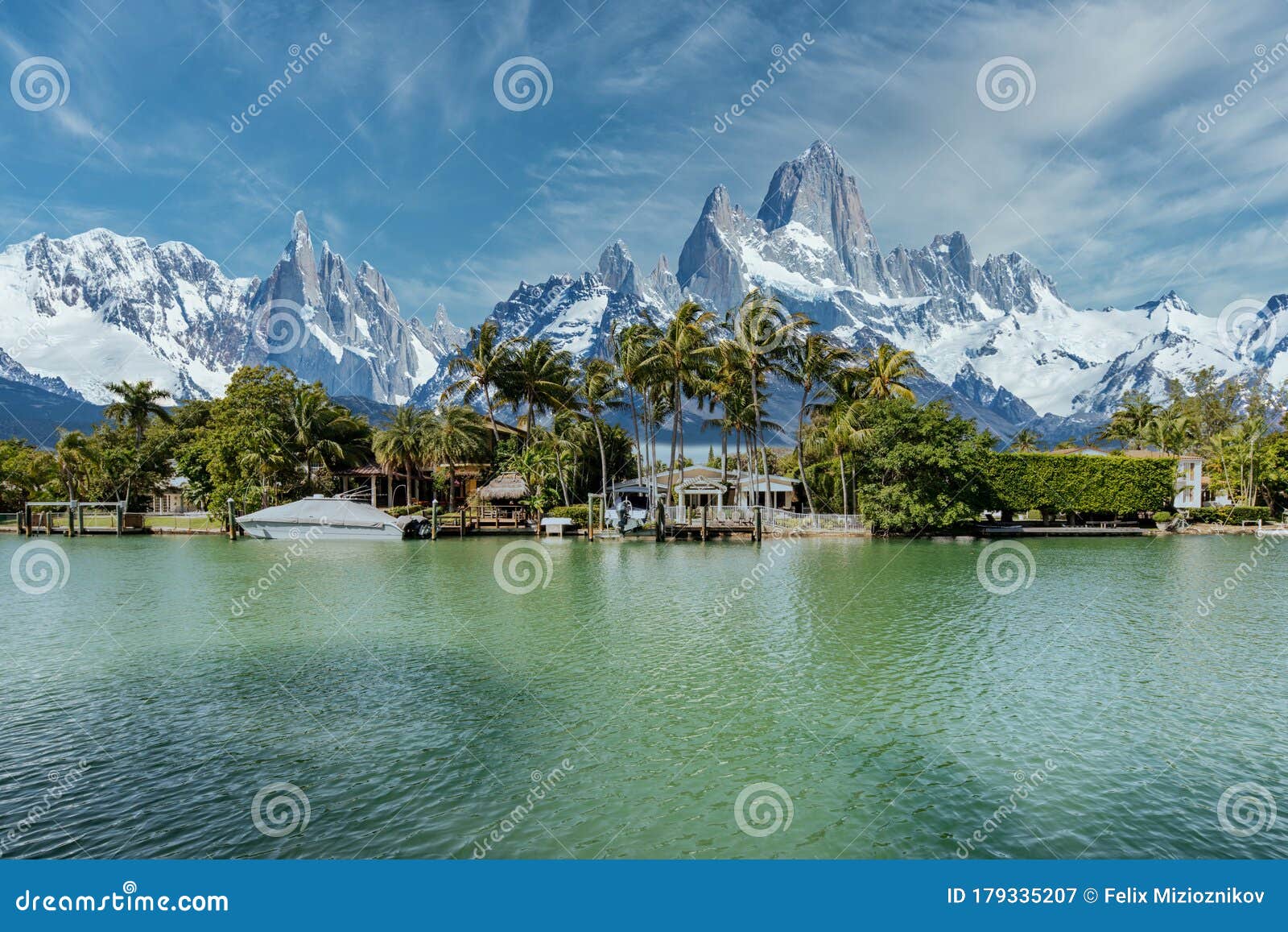 背景是雪山的湖滨住宅图库摄影片 图片包括有掌上型计算机 五颜六色 山脉 横向 照片 图象 背景是雪山的湖滨住宅图库摄影片 图片包括有掌上型计算机 五颜六色 山脉 横向 照片 图象