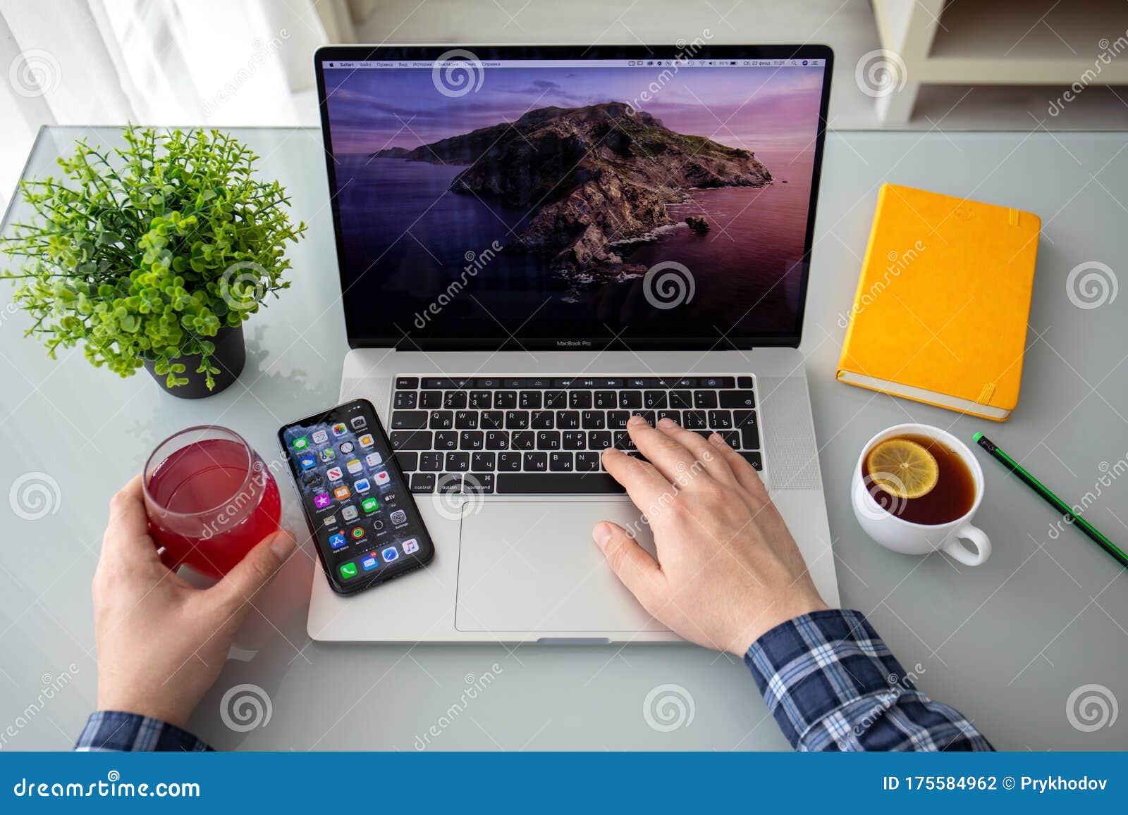 背景macos屏幕上的catalina Macbook Pro 16 Iphone 11 图库摄影片 图片包括有办公室 数字式 背景macos屏幕上的catalina Macbook Pro 16 Iphone 11 图库摄影片 图片包括有办公室 数字式