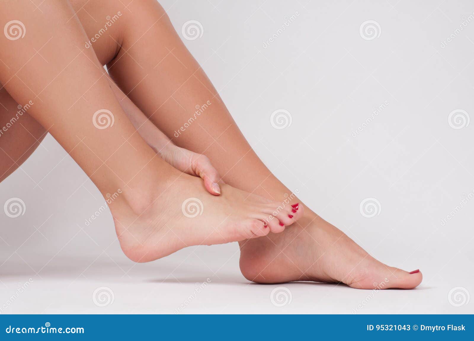 脚腕痛苦女性行程按摩她的脚腕的妇女库存图片 图片包括有