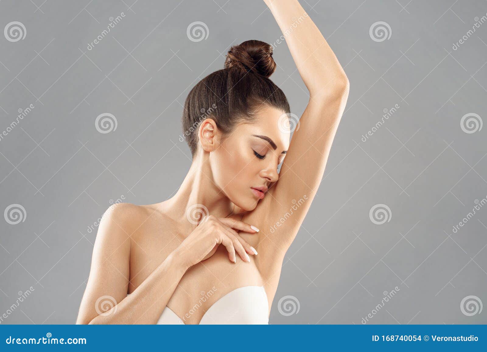 腋毛脱毛 脱毛年轻女子举着双臂 展示干净的腋下 脱毛光滑的皮肤库存照片 图片包括有腋窝 整容术