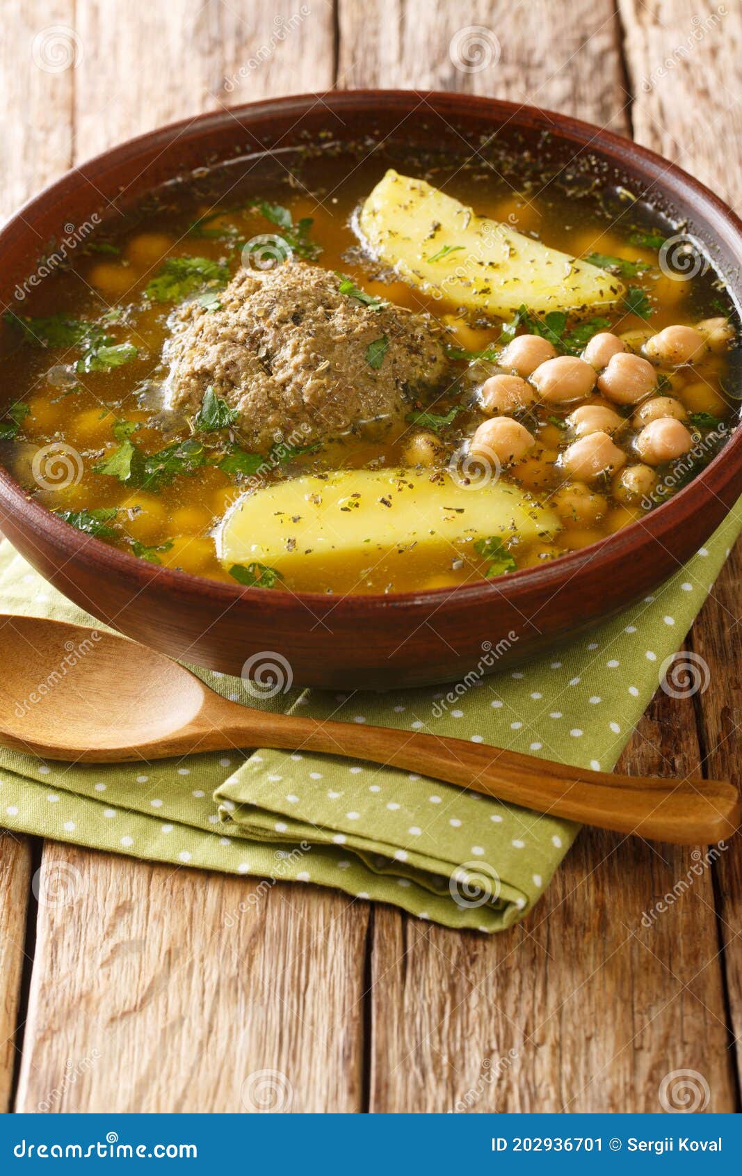 自制的kufta Bozbash是阿塞拜疆传统肉丸汤 鹰嘴豆在盘子里特写 垂直库存图片 图片包括有伊朗语 美食