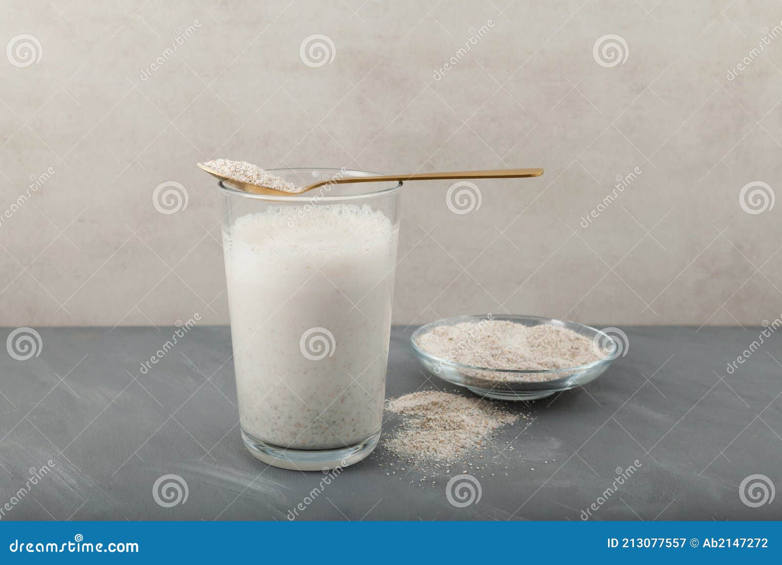 自制misutgaru拿铁misugaru拿铁健康韩国multigrain鸡尾酒 受欢迎的早餐饮料 冲击从蛋白质库存图片 图片包括有牛奶 韩文