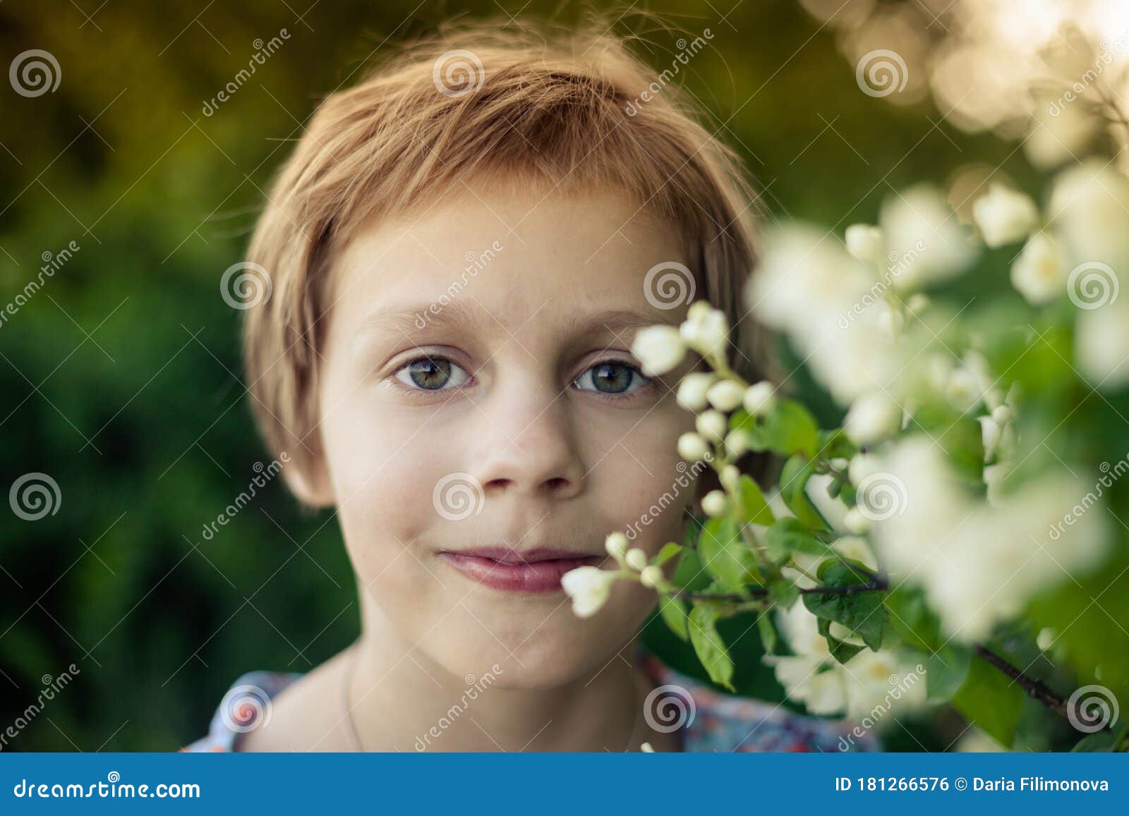 自然中短发小女孩的画像库存照片 图片包括有女孩 头发 愉快 夏天 人们 子项 短小 自然中短发小女孩的画像库存照片 图片包括有女孩 头发 愉快 夏天 人们 子项 短小