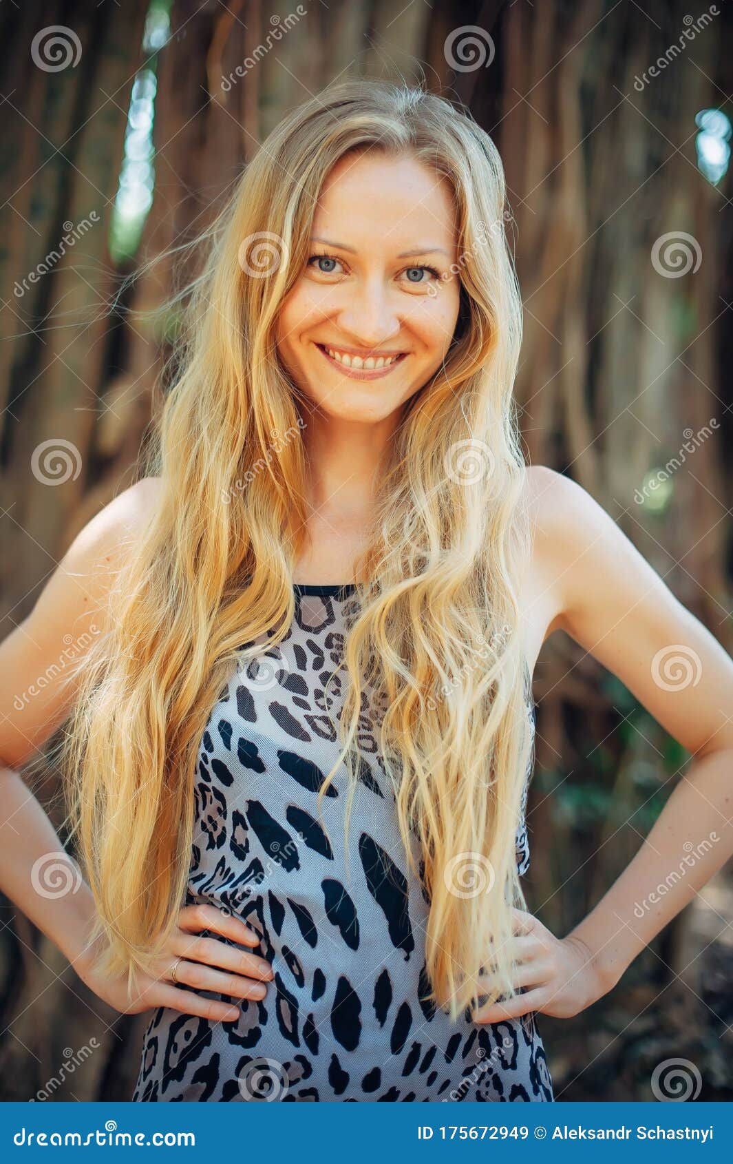自然背景模糊的长发美少女画像性感的金发美女对着镜头微笑库存图片 图片包括有查找 成人 自然背景模糊的长发美少女画像性感的金发美女对着镜头微笑库存图片 图片包括有查找 成人