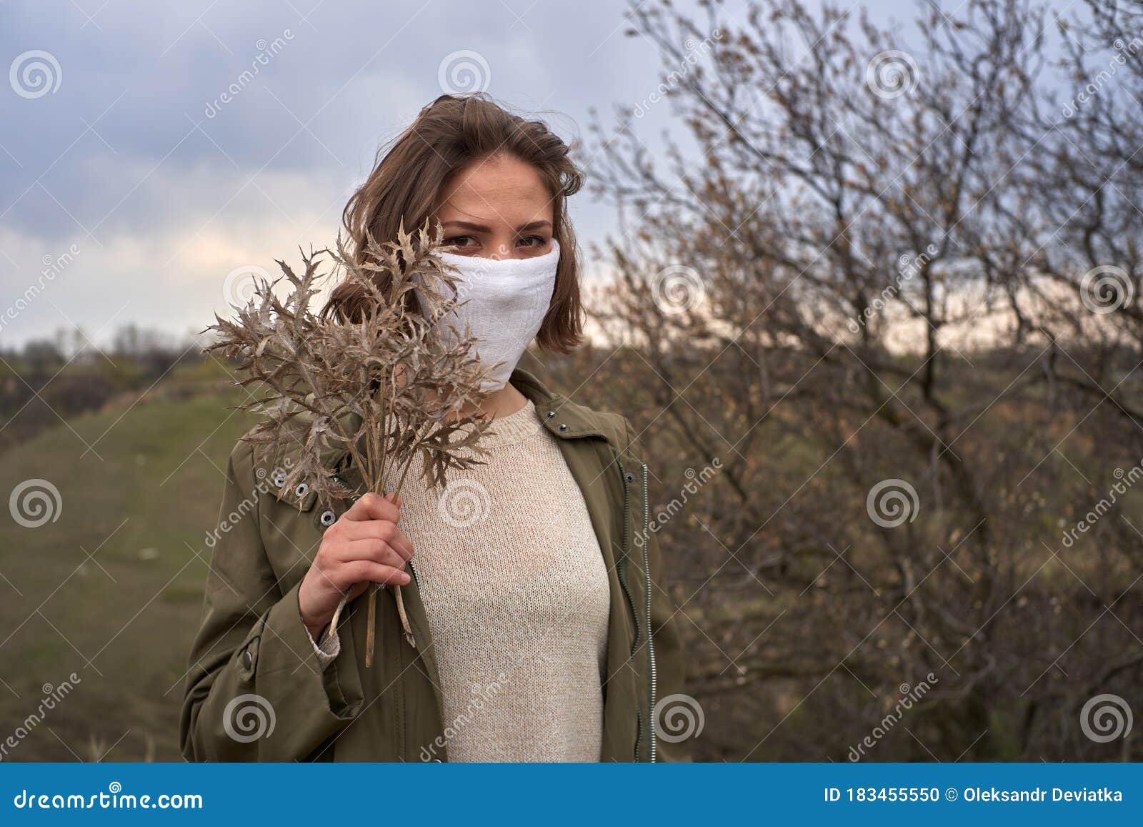 自然背景花干口罩女童画像库存照片 图片包括有有吸引力的 浩劫 女孩 偶然 光环 无忧无虑 自然背景花干口罩女童画像库存照片 图片包括有有吸引力的 浩劫 女孩 偶然 光环 无忧无虑