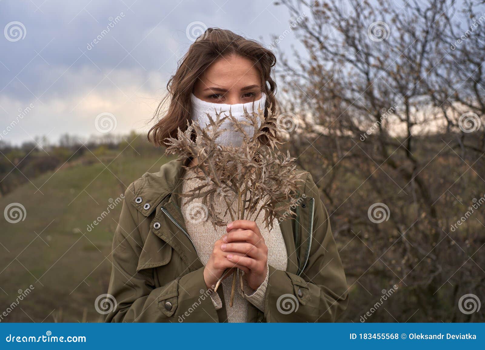 自然背景花干口罩女童画像库存照片 图片包括有养蜂家 偶然 顶端 舒适 放弃了 流行病 自然背景花干口罩女童画像库存照片 图片包括有养蜂家 偶然 顶端 舒适 放弃了 流行病