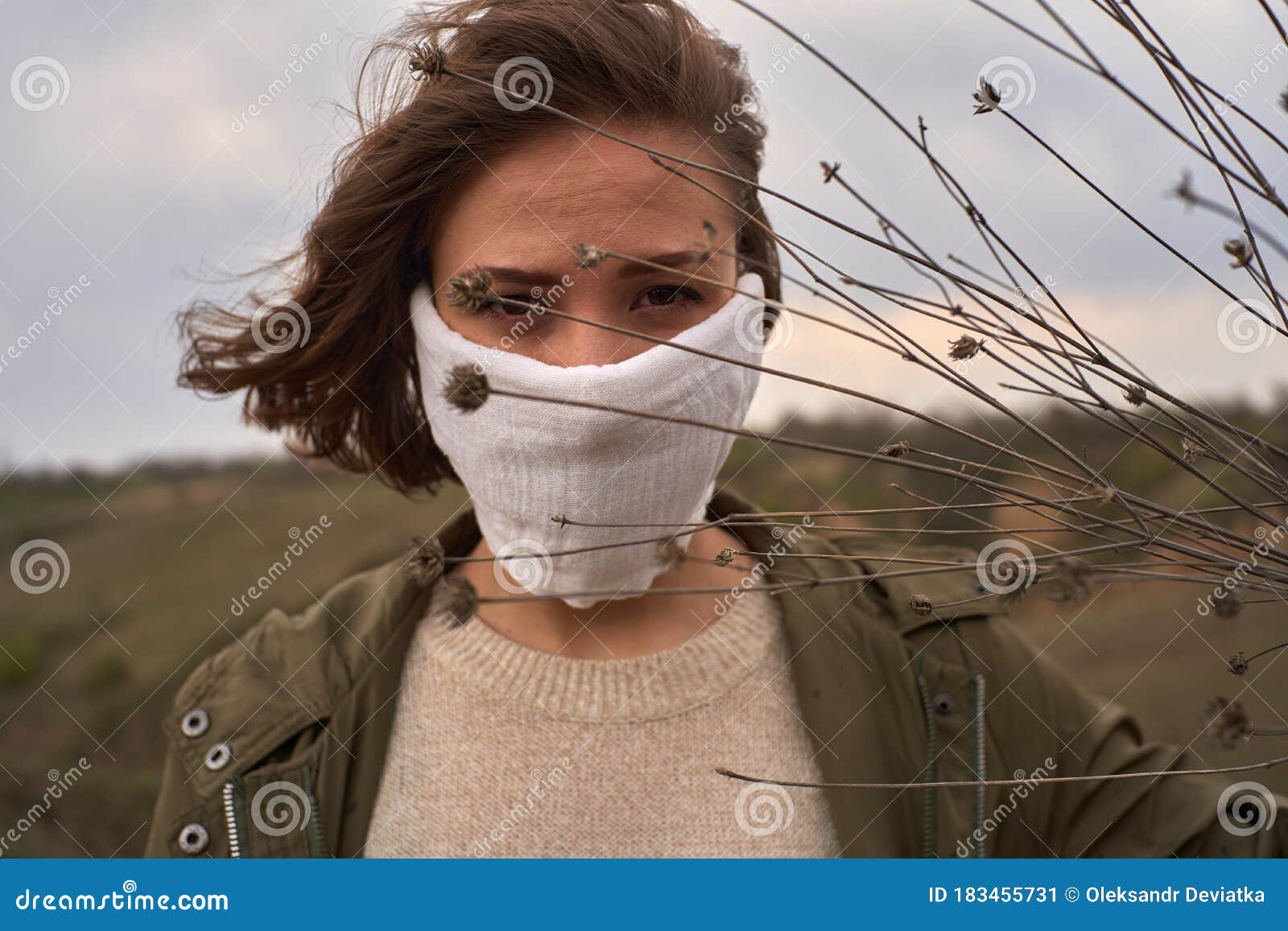 自然背景花干口罩女童画像库存图片 图片包括有自由 流行病 关心 女性 无忧无虑 疾病 自然背景花干口罩女童画像库存图片 图片包括有自由 流行病 关心 女性 无忧无虑 疾病