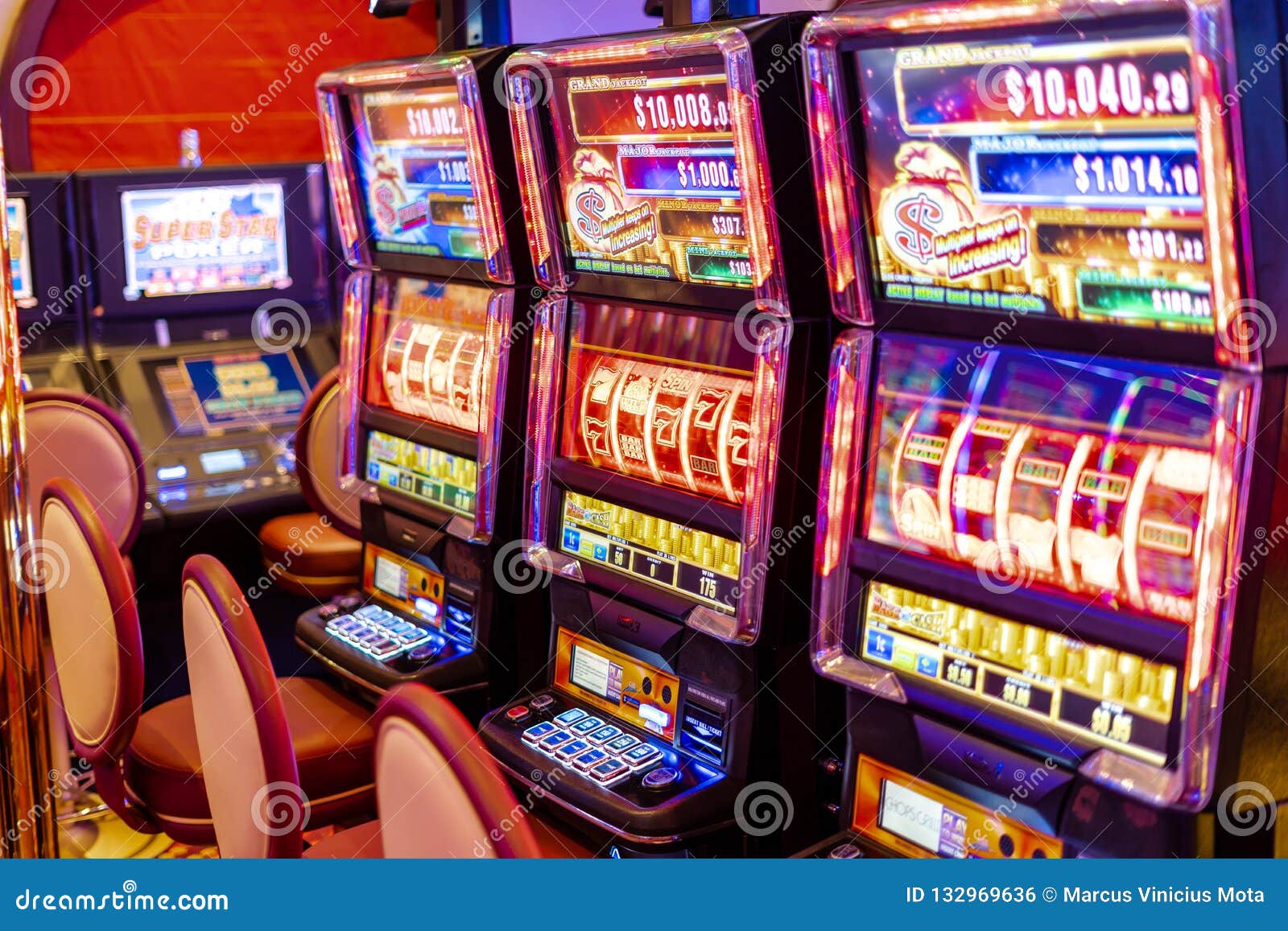 致瘾老虎机 准备好赌博编辑类照片 图片包括有五颜六色 货币 腐烂 艺术 插槽 娱乐场