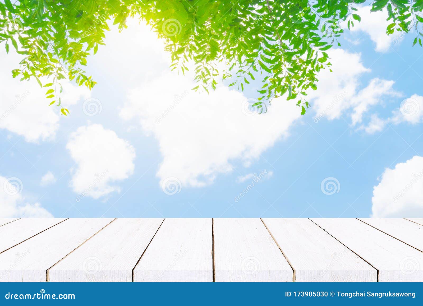 色彩缤纷的天空背景的空木桌库存照片. 图片包括有展望期, 积云, 乡下, 显示, 自由, 图象, 要素- 173905030