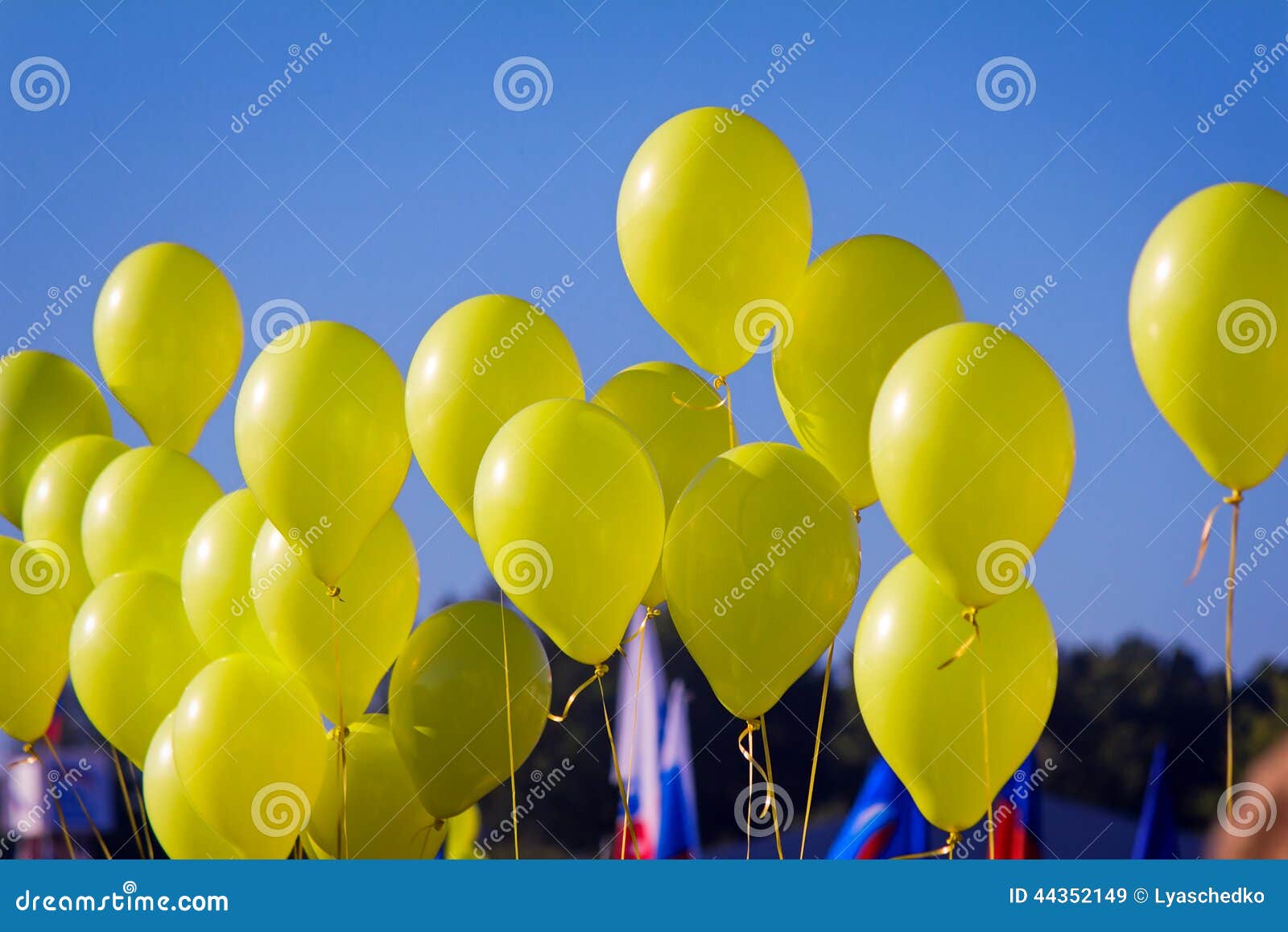 Каким газом заполняют воздушные шары. Красивые желтые шары. Воздушные шары желтые на синем небе. Желтые шары на голубом небе. Желто-фиолетовые шары в небе.