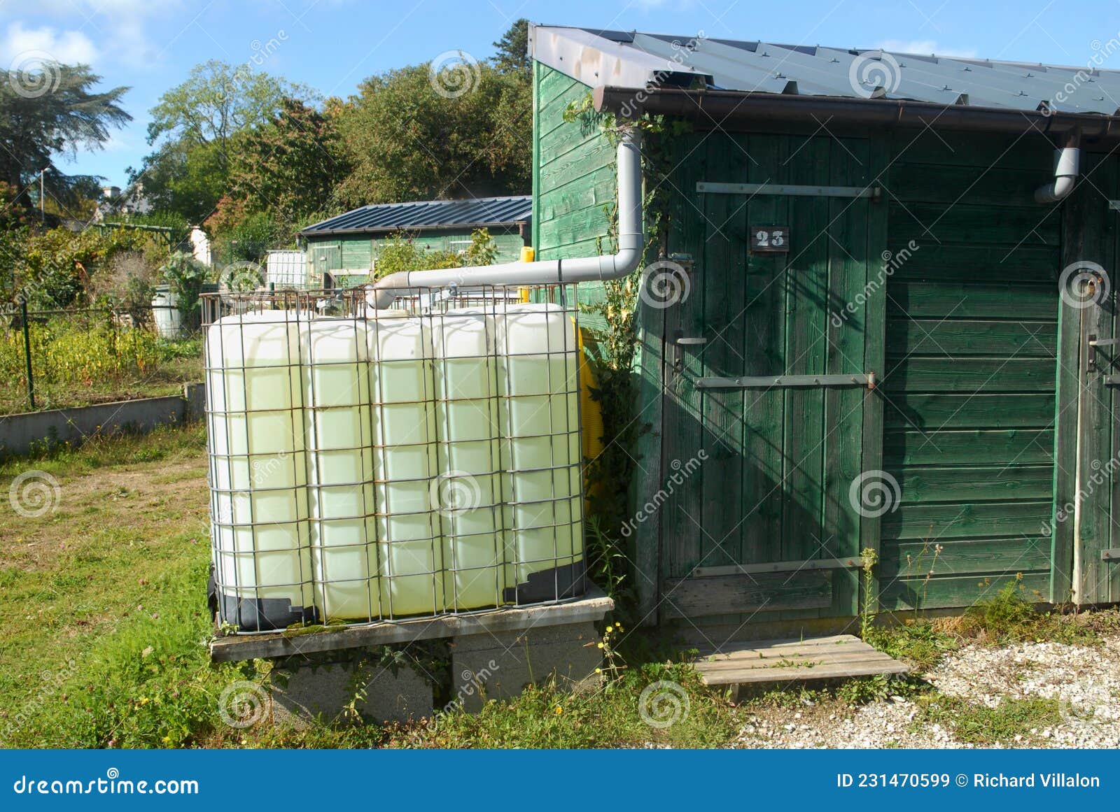 花园棚的雨水收集器库存图片 图片包括有塑料 生态 容器 环境 从事园艺 客舱 庭院 231470599