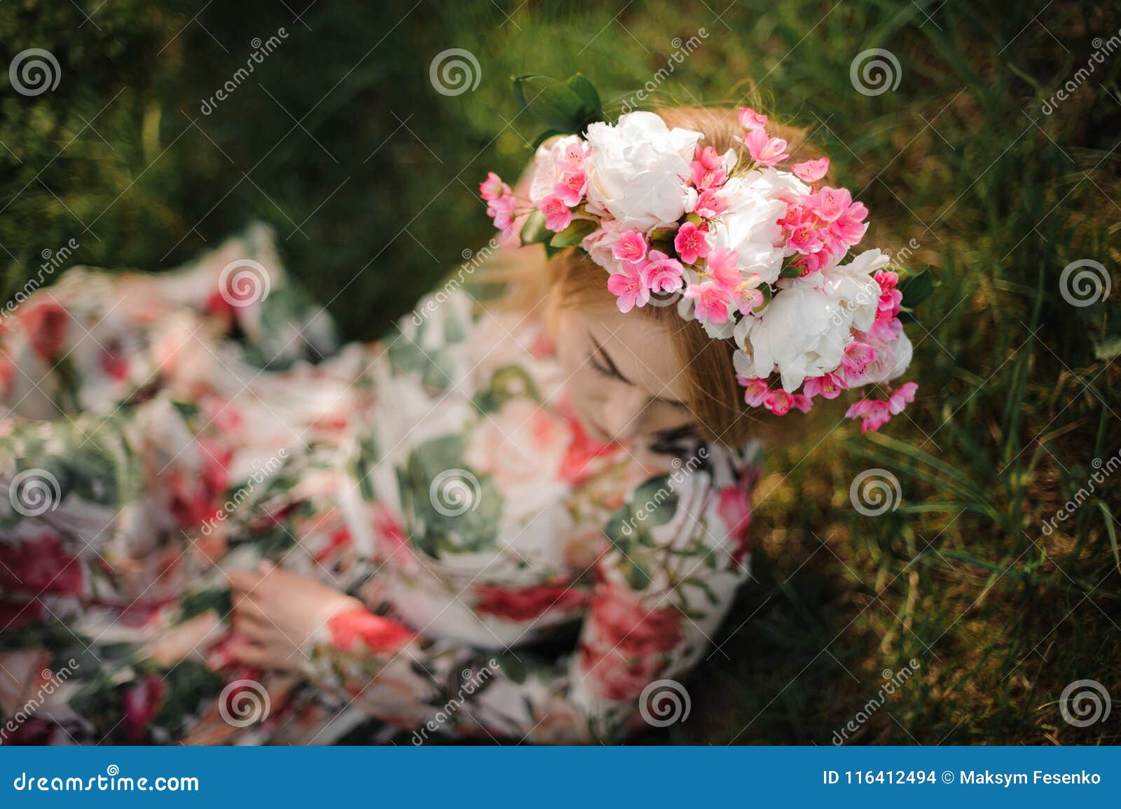 花王冠的女孩坐草库存照片 图片包括有花王冠的女孩坐草