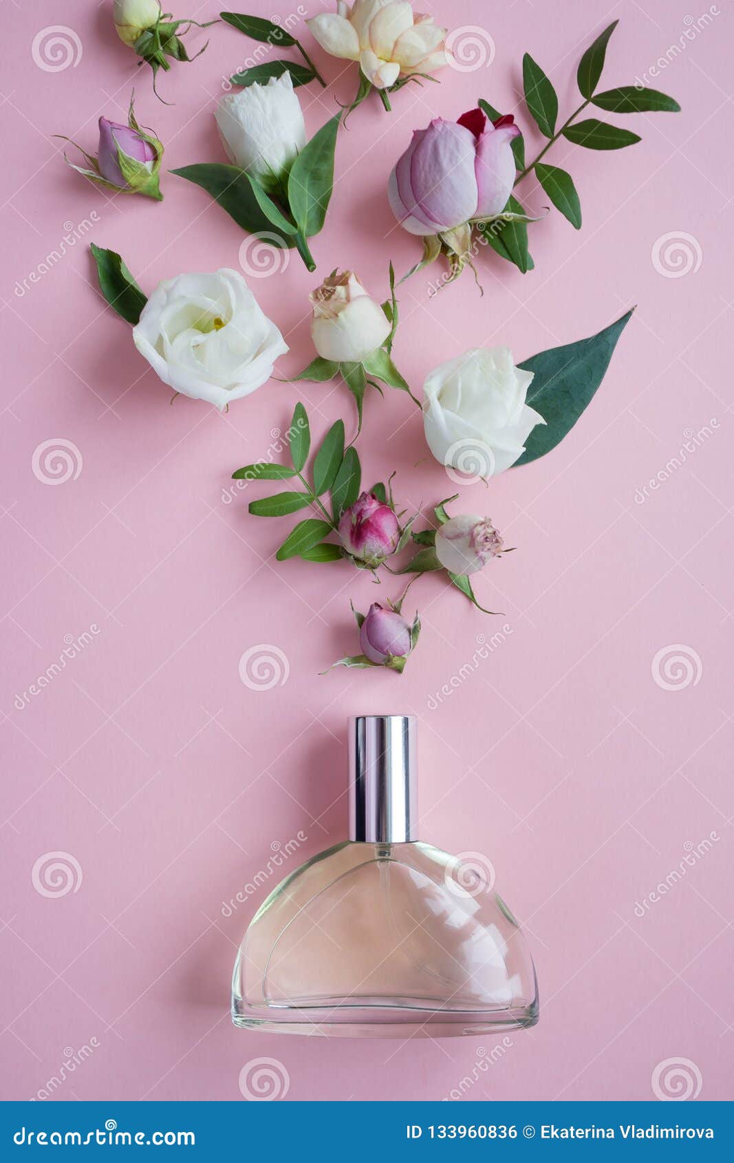 花的布置花 芬芳 在桃红色背景的香水库存照片 图片包括有花 芬芳 在桃红色背景的香水 花的布置 花的布置花 芬芳 在桃红色背景的香水库存照片 图片包括有花 芬芳 在桃红色背景的香水 花的布置