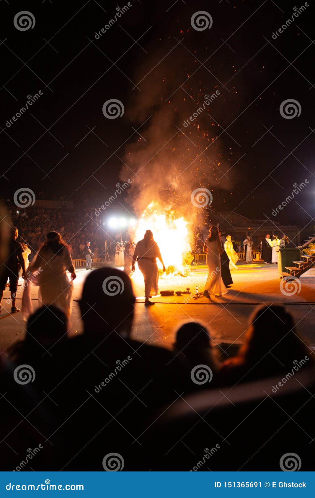 花马 马德里 西班牙 19年6月23日 人们在与虹膜巫婆的篝火附近庆祝圣约翰的伊芙在一个村庄在西班牙st 编辑类照片 图片包括有
