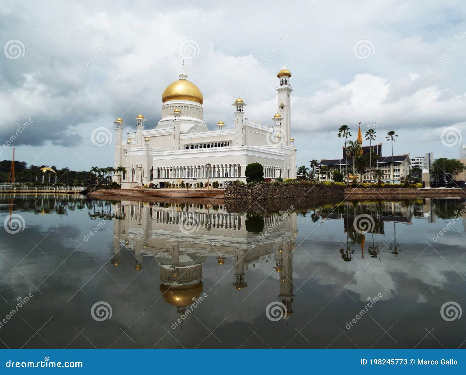 苏丹奥马尔 阿里 赛义夫丁清真寺映入文莱湖水编辑类库存照片 图片包括有金黄 尖塔 布琼布拉