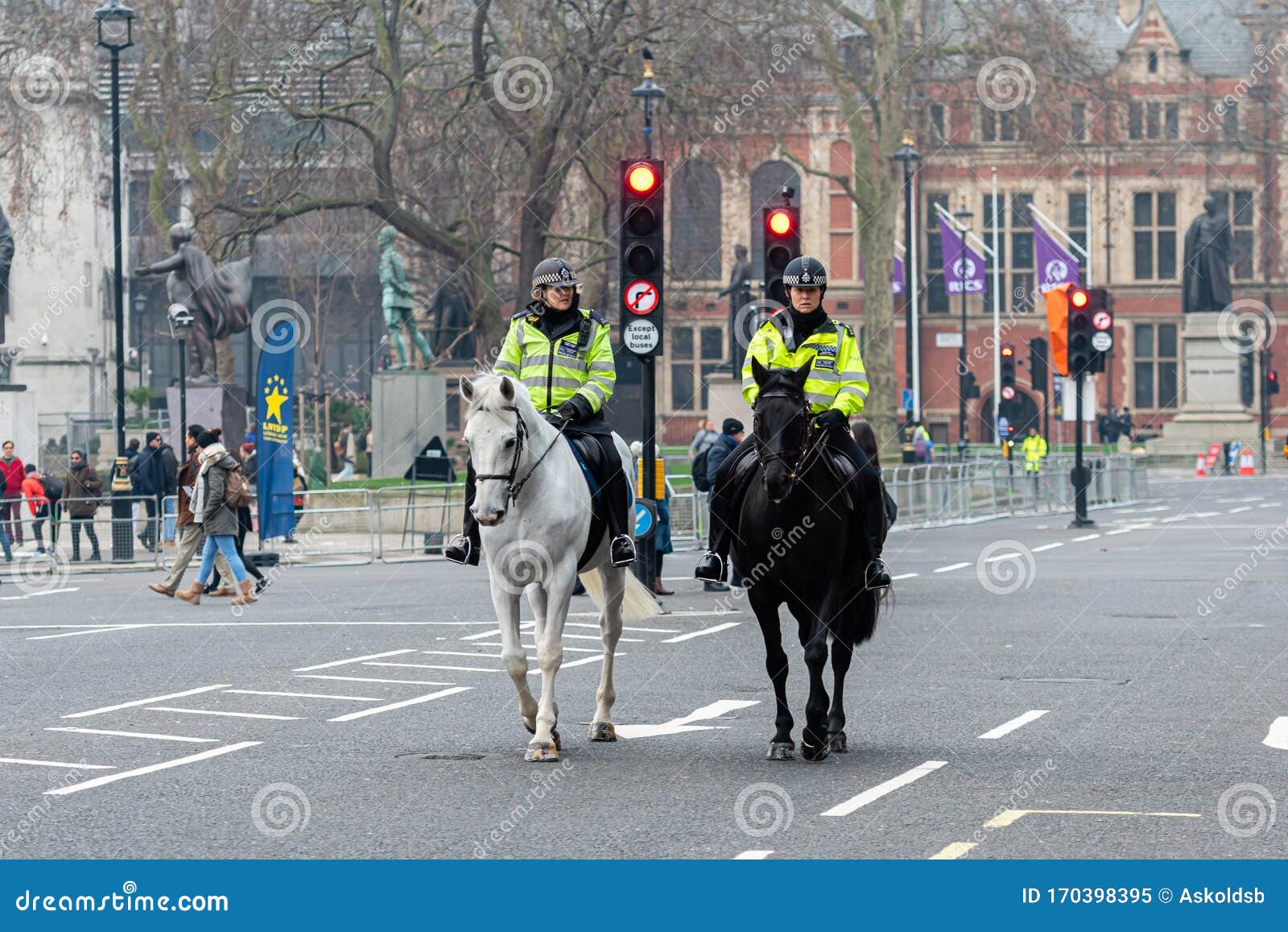 英国伦敦威斯敏斯特修道院附近街道上骑马女警官编辑类图片 图片包括有军事 强制 著名 马背 英国伦敦威斯敏斯特修道院附近街道上骑马女警官编辑类图片 图片包括有军事 强制 著名 马背
