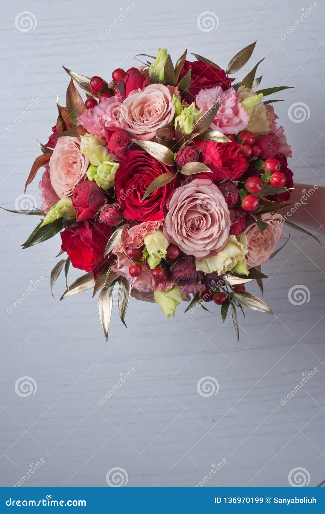 英国兰开斯特家族族徽红色花束在灰色背景的婚姻的花选择聚焦库存图片 图片包括有浪漫 背包