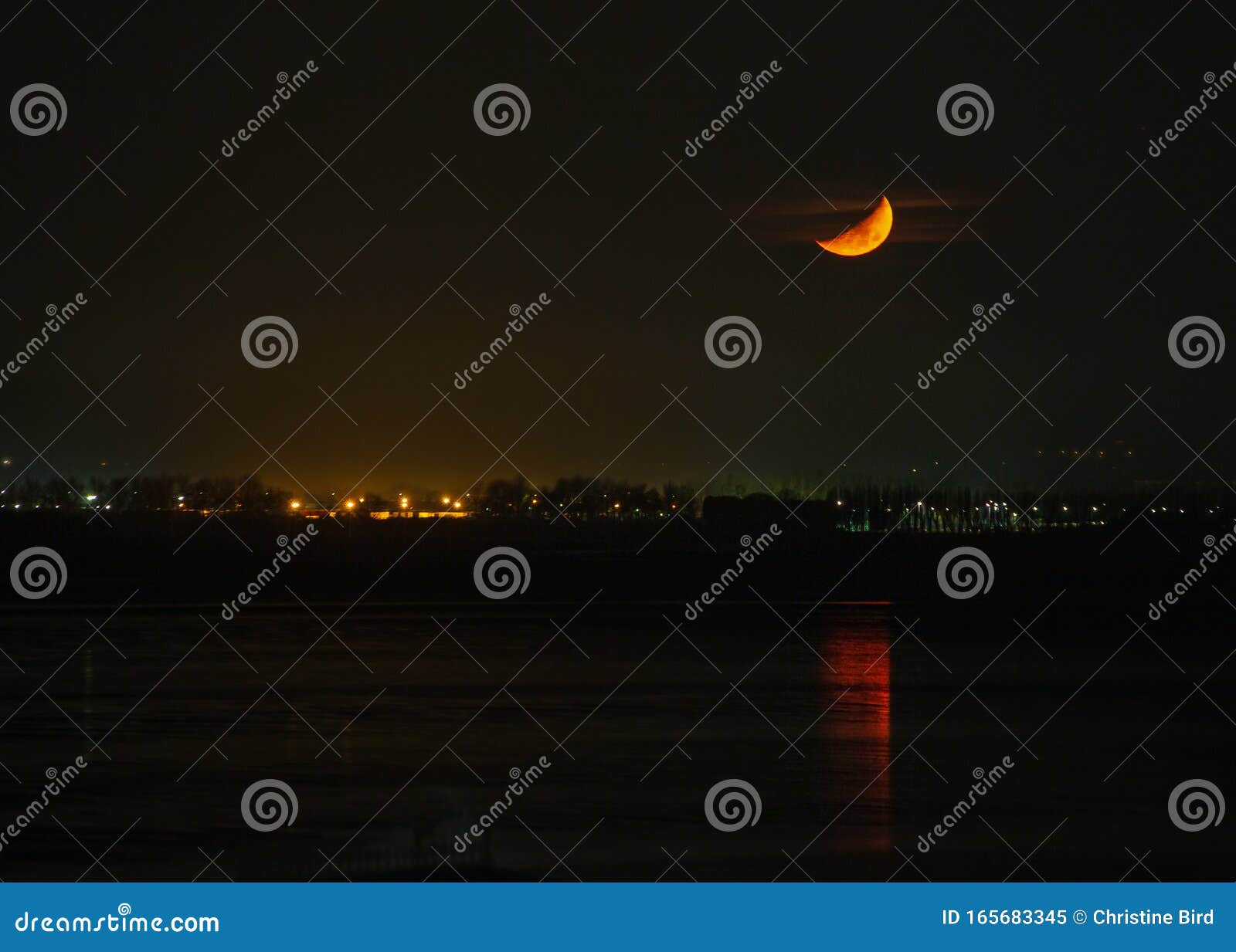 英国肯特郡佩格威尔湾上空半月亮的夜景 与海中月亮的映照库存图片 图片包括有金黄 地平线