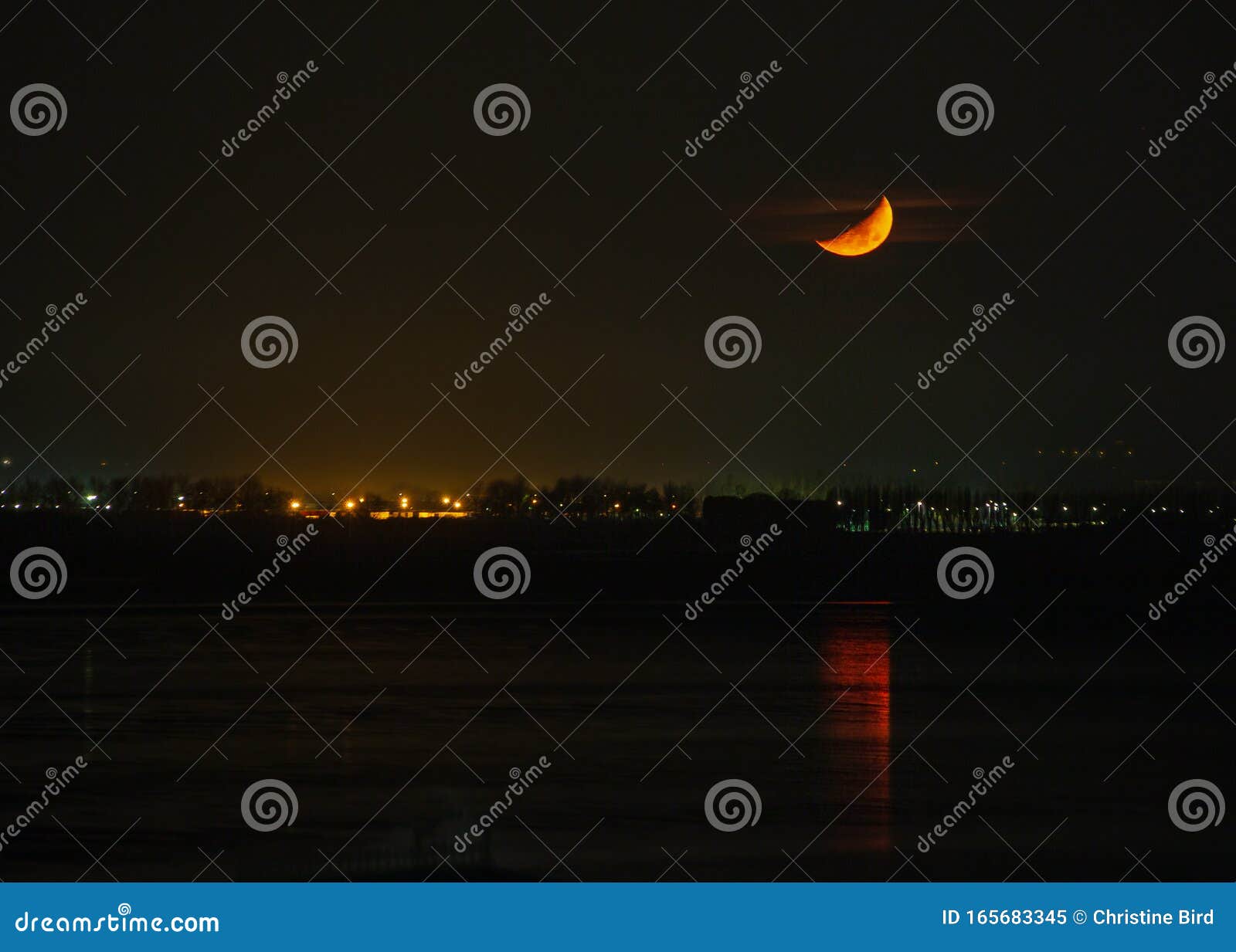 英国肯特郡佩格威尔湾上空半月亮的夜景 与海中月亮的映照库存图片 图片包括有金黄 地平线 英国肯特郡佩格威尔湾上空半月亮的夜景 与海中月亮的映照库存图片 图片包括有金黄 地平线