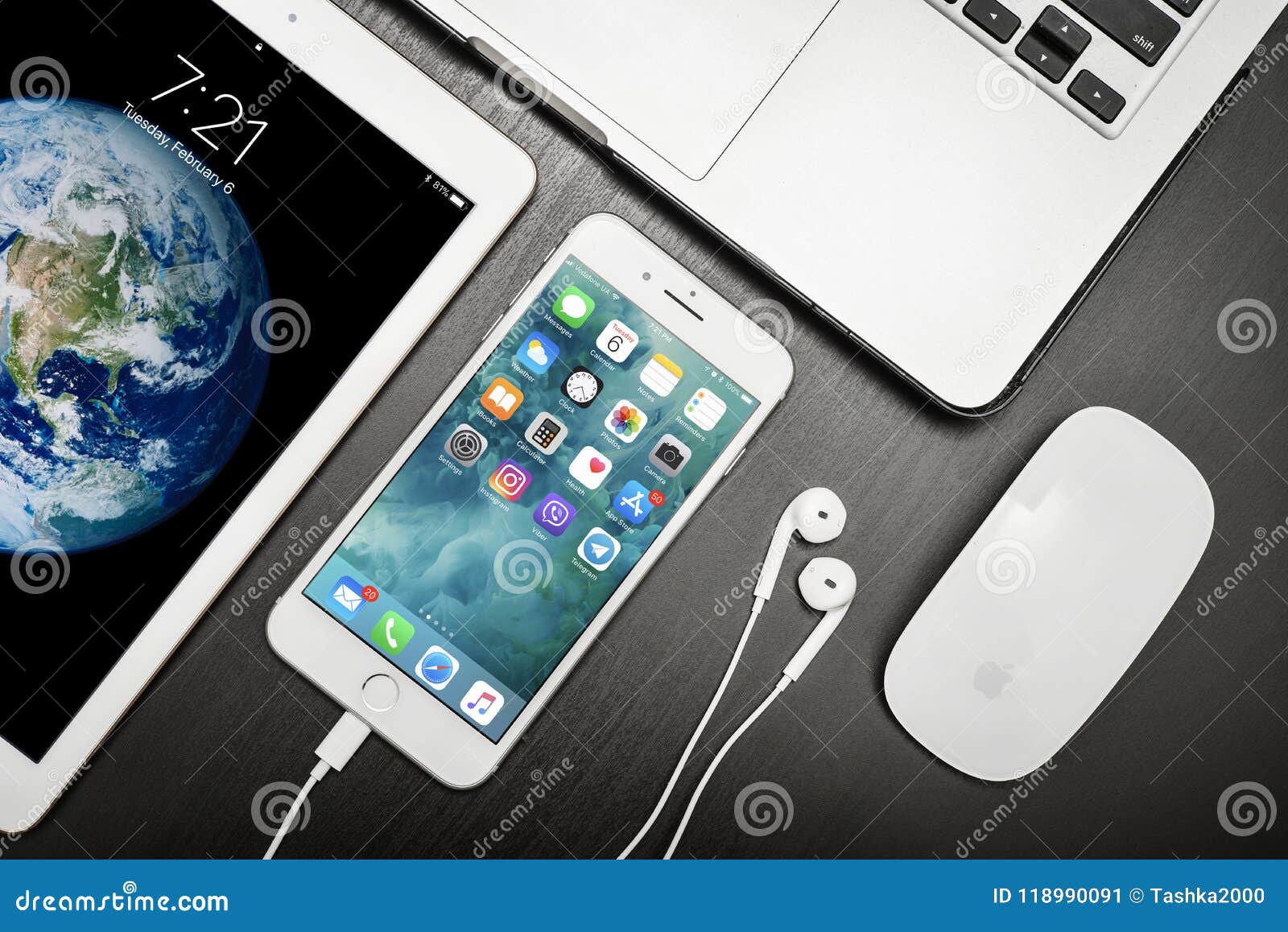 苹果计算机与正赞成iphone 8和macbook的ipad金子编辑类照片 图片包括有质量 主页 苹果计算机与正赞成iphone 8和macbook的ipad金子编辑类照片 图片包括有质量 主页