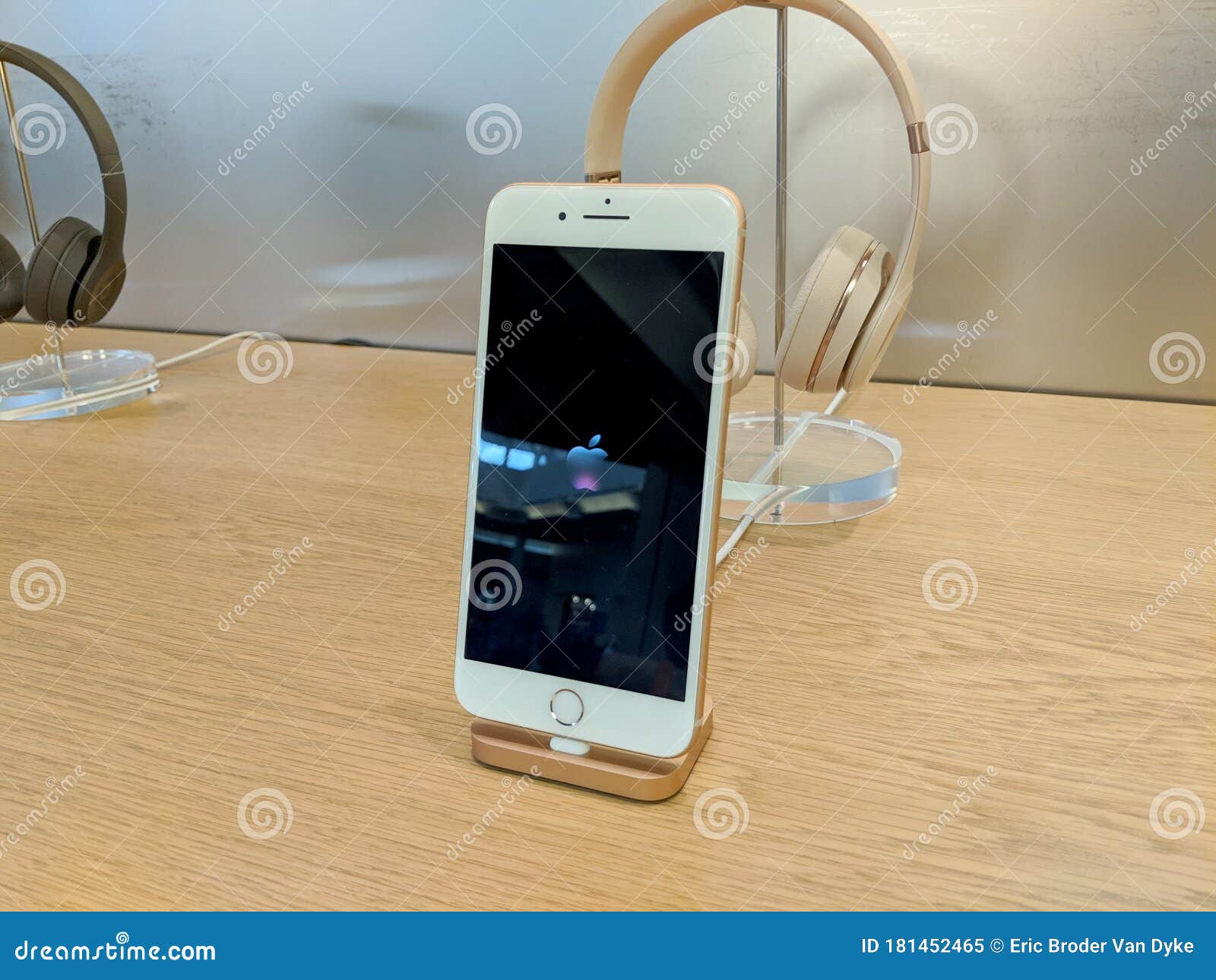 苹果零售店展示iphone和耳机编辑类图片 图片包括有新闻 照相机 阿帕卢萨马 购物 节假日