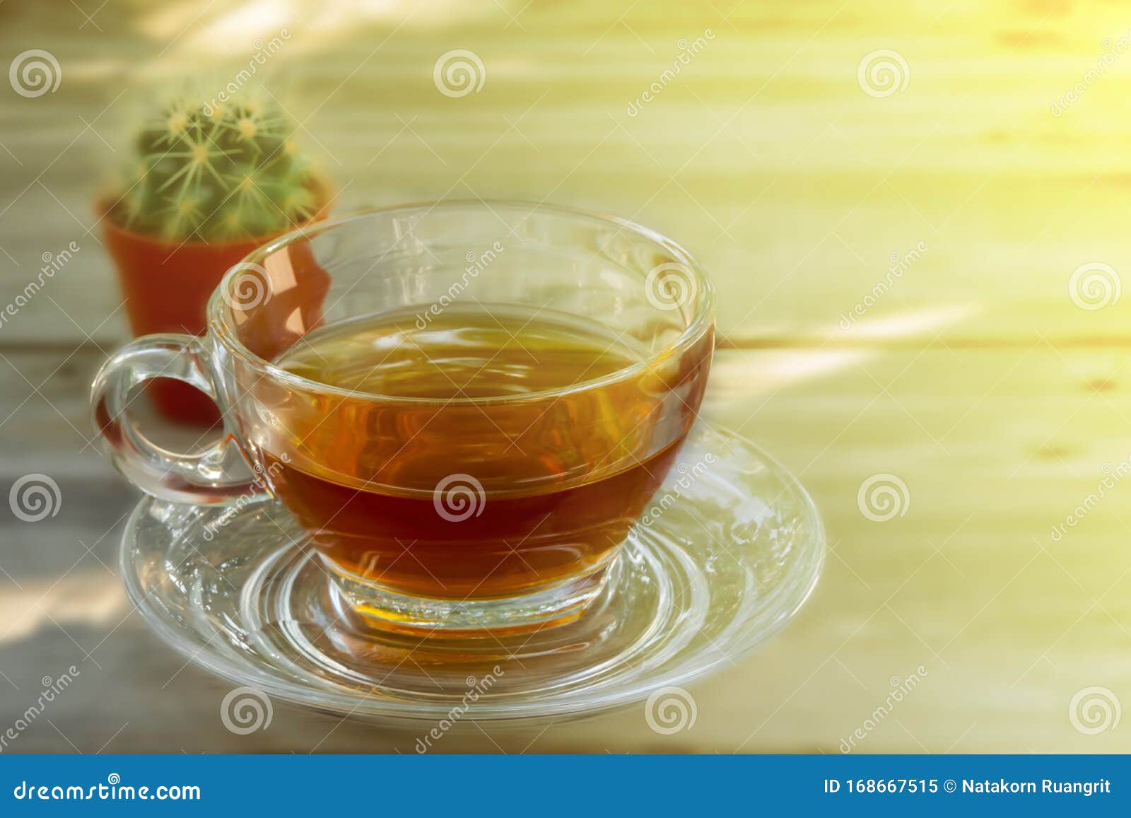 茶杯中的琥珀色茶被放在复古的木桌背景上库存图片 图片包括有样式 玻璃 典雅 咖啡 金黄 茶杯中的琥珀色茶被放在复古的木桌背景上库存图片 图片包括有样式 玻璃 典雅 咖啡 金黄