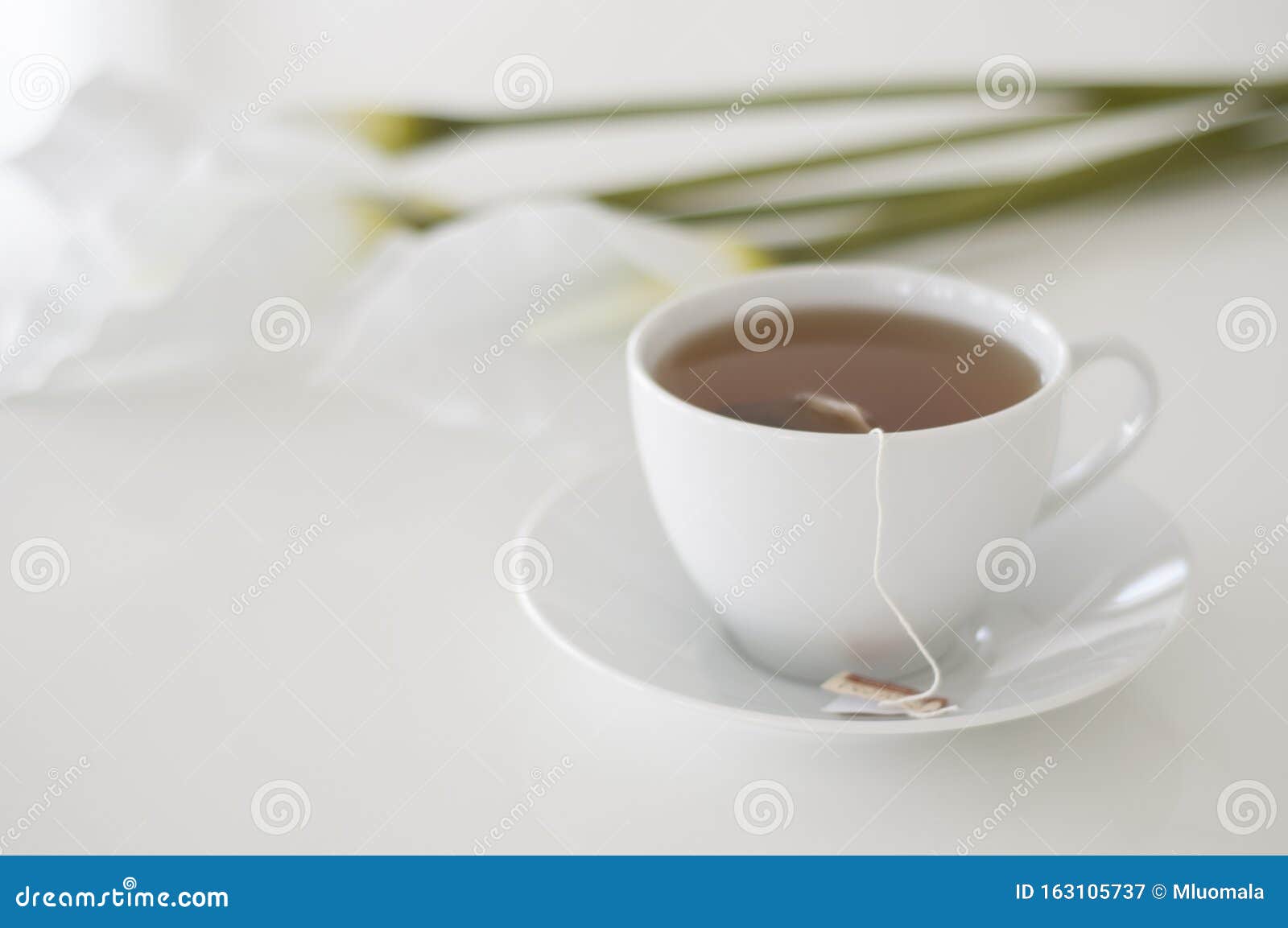 茶点到了 背景中的英式下午茶 白茶杯和白海芋花库存图片 图片包括有后备 时间 英语 饮料