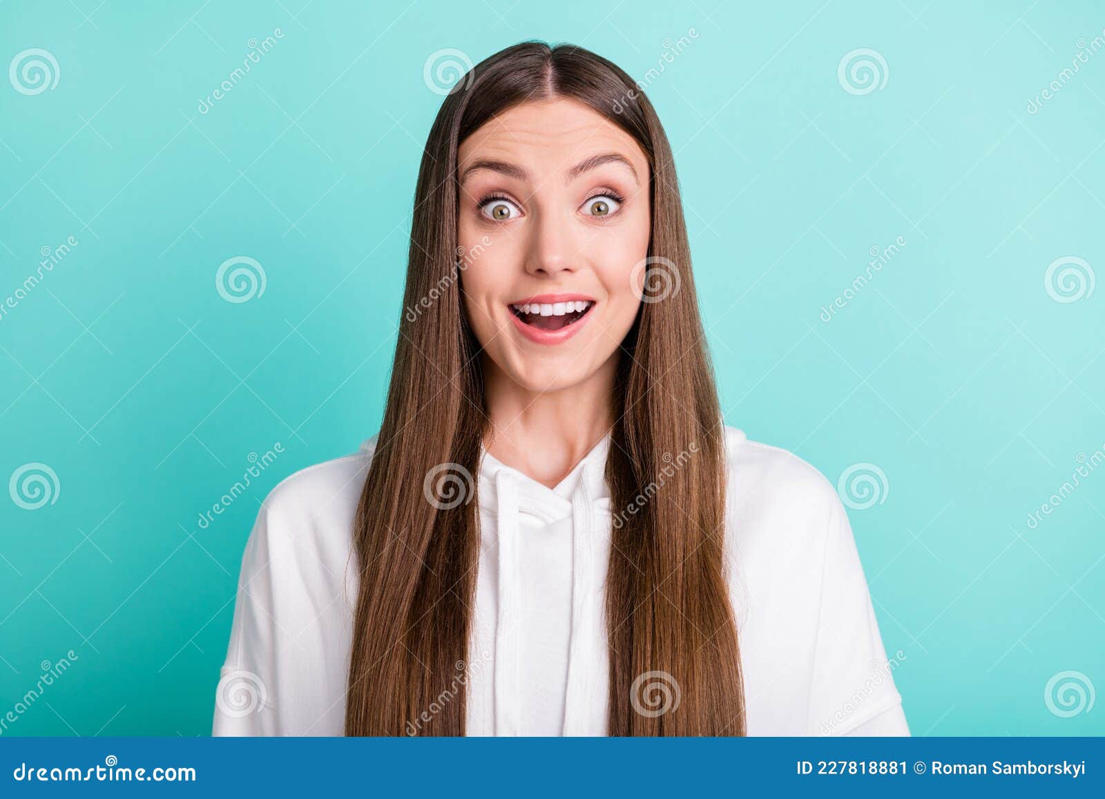 茶色背景中突显的惊艳的年轻女性反应意外销售新闻照片库存图片 图片包括有信息 疯狂 能走 表面 茶色背景中突显的惊艳的年轻女性反应意外销售新闻照片库存图片 图片包括有信息 疯狂 能走 表面