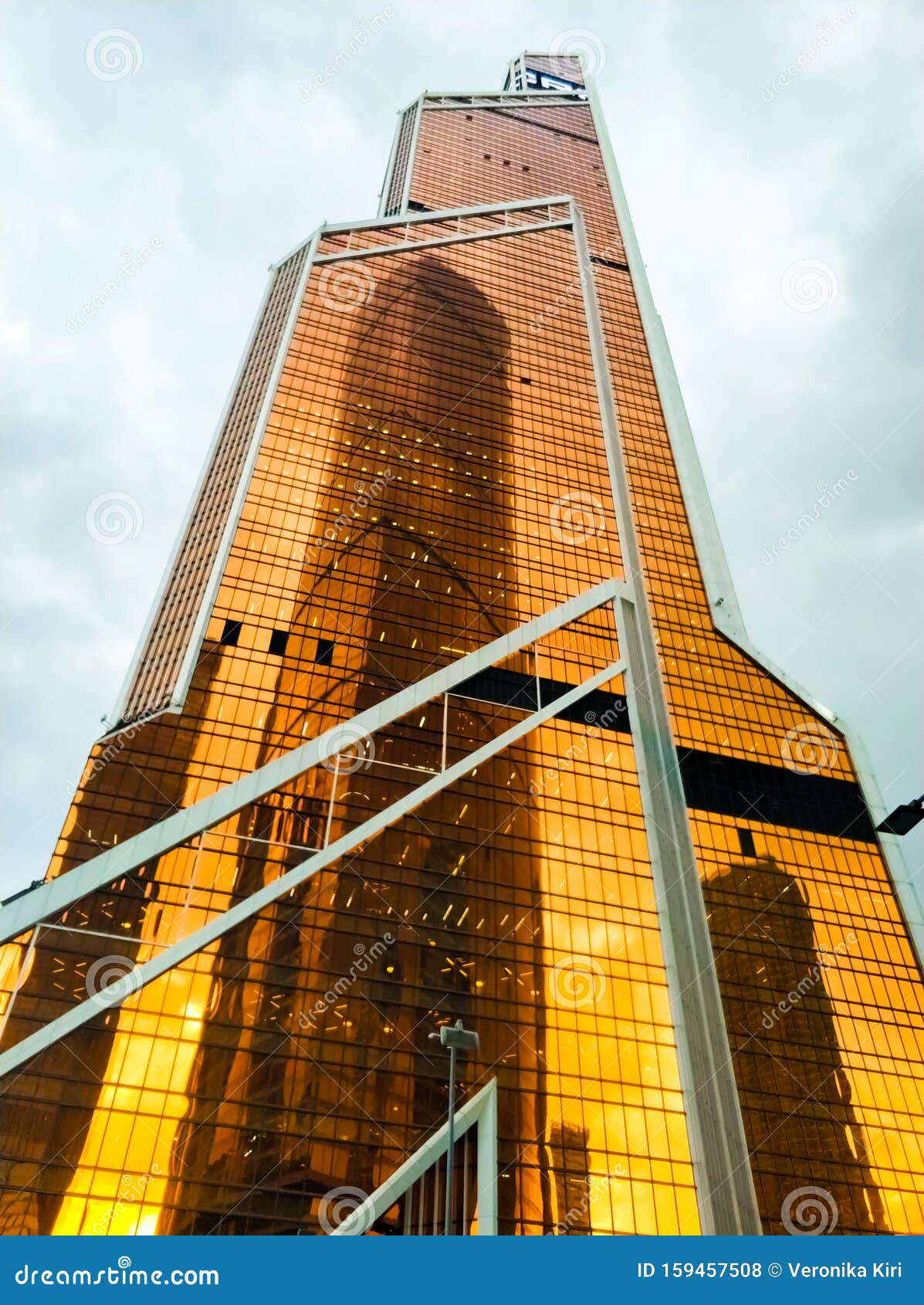 莫斯科商务中心 从下往上看由金属和玻璃制成的未来主义建筑戴橙色眼镜的摩天大楼库存照片 图片包括有办公室 俄国 莫斯科商务中心 从下往上看由金属和玻璃制成的未来主义建筑戴橙色眼镜的摩天大楼库存照片 图片包括有办公室 俄国