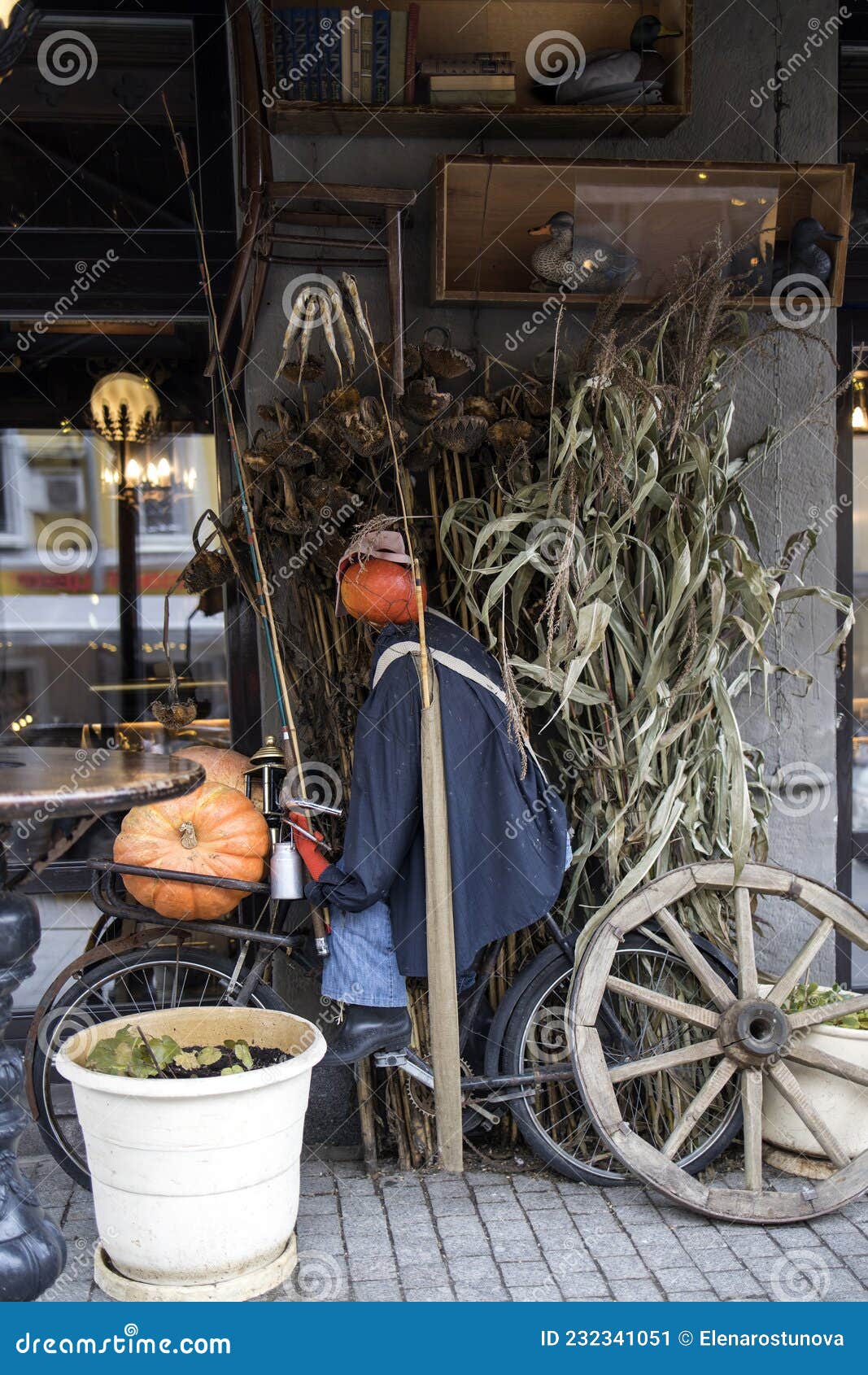 莫斯科市俄罗斯万圣节假日街装饰 餐馆门面的万圣节装饰编辑类照片 图片包括有餐馆 插孔