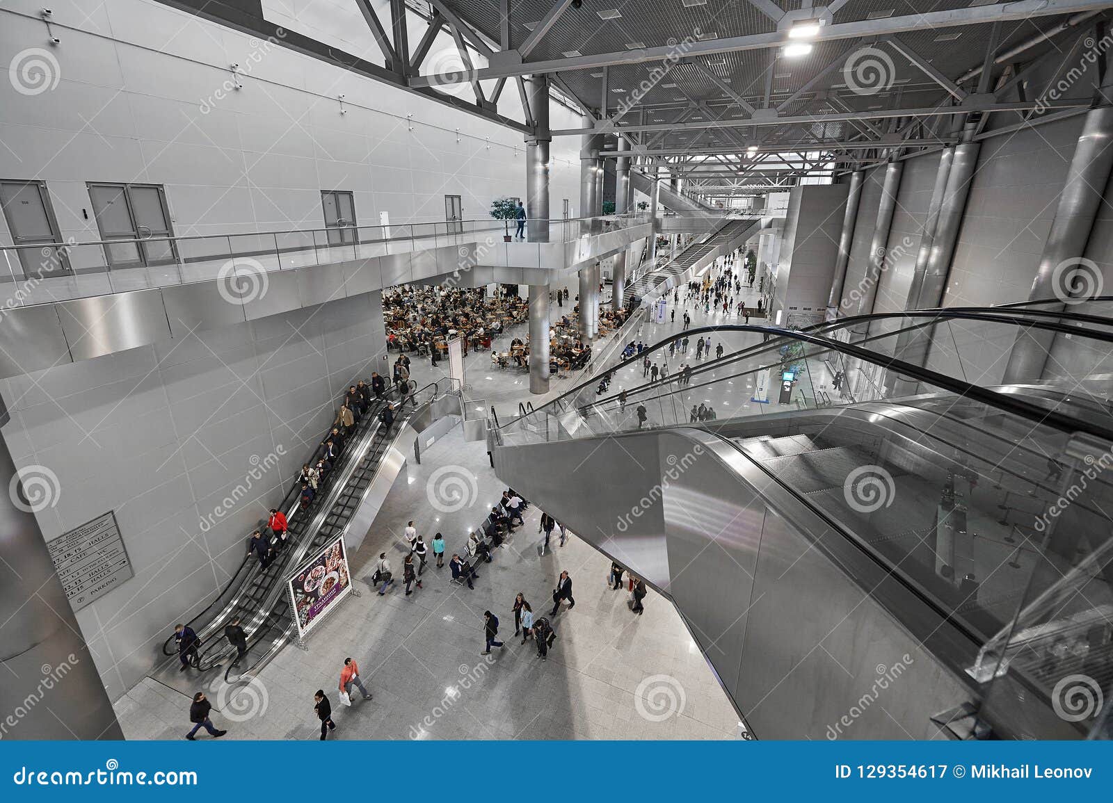 莫斯科 4月19日18年 在番红花商展展览室 楼梯 金属自动扶梯移动的台阶 金属修建的透视图图库摄影片 图片包括有